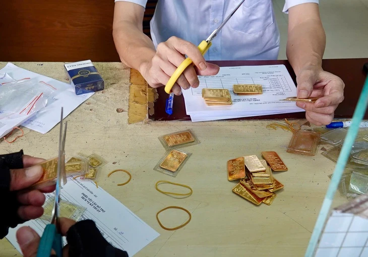 Giá vàng bốc hơi 1,2 triệu đồng/lượng do lực bán chốt lời quá mạnh