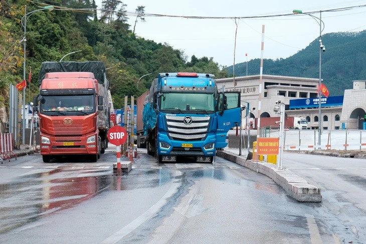 Điều tiết xe chở hàng qua cửa khẩu Hữu Nghị để phục vụ giao lưu quốc phòng Việt - Trung