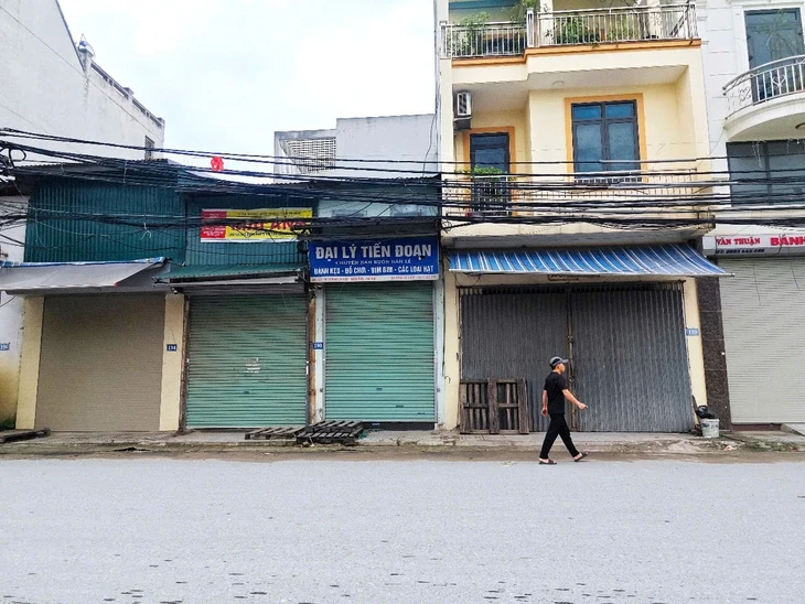 Thủ phủ tổng kho bánh kẹo La Phù cửa đóng then cài, bán hàng kiểu ‘du kích’