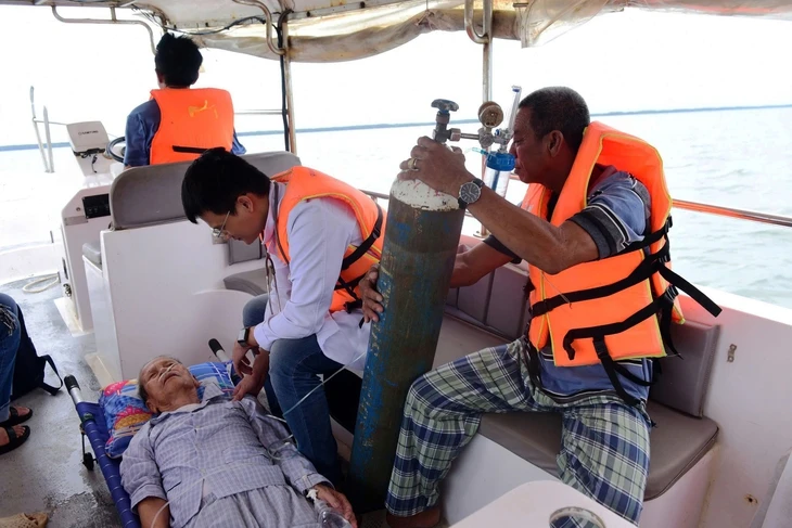 Tăng thêm phương tiện cấp cứu ngoại viện: 'Thót tim' những ca cấp cứu trên biển