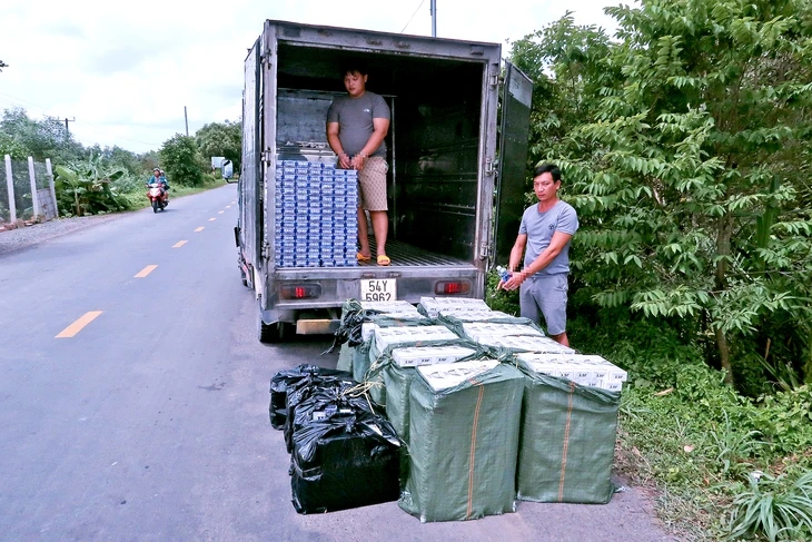 Hai người độ vách ngăn thùng xe tải chở thuốc lá lậu không qua mặt được Công an Tây Ninh