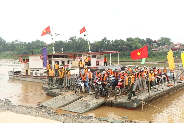 Phà quân sự vận hành trở lại cho người dân qua khu vực cầu Phong Châu