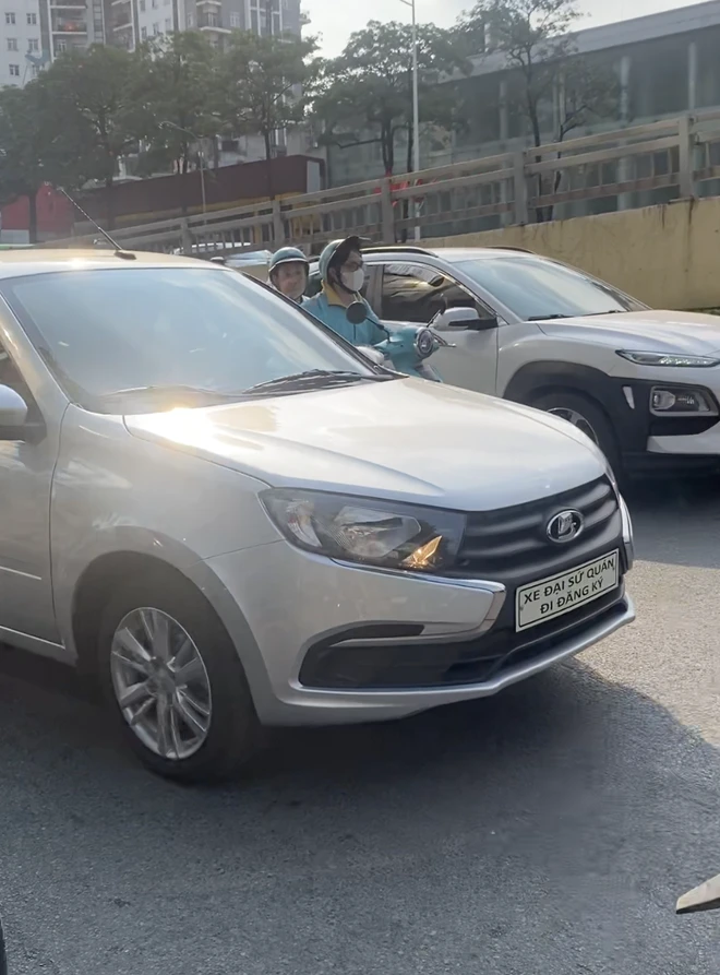 Lada Granta lộ diện trên phố Việt: Thiết kế 'cổ lỗ', thiếu nhiều trang bị, giá dự kiến 360 triệu