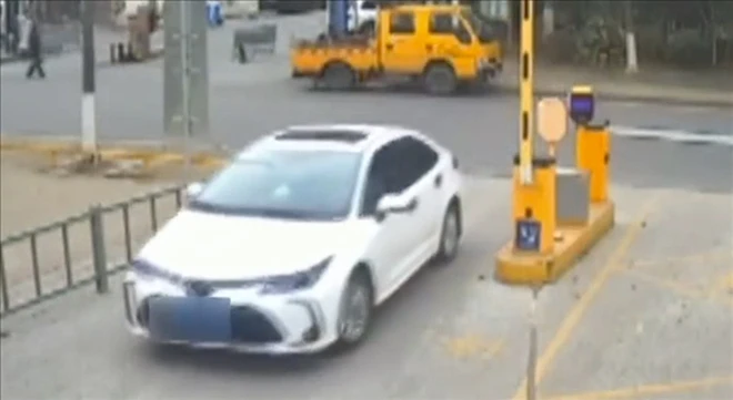 Dùng ảnh chụp biển số xe người khác để trốn phí gửi xe