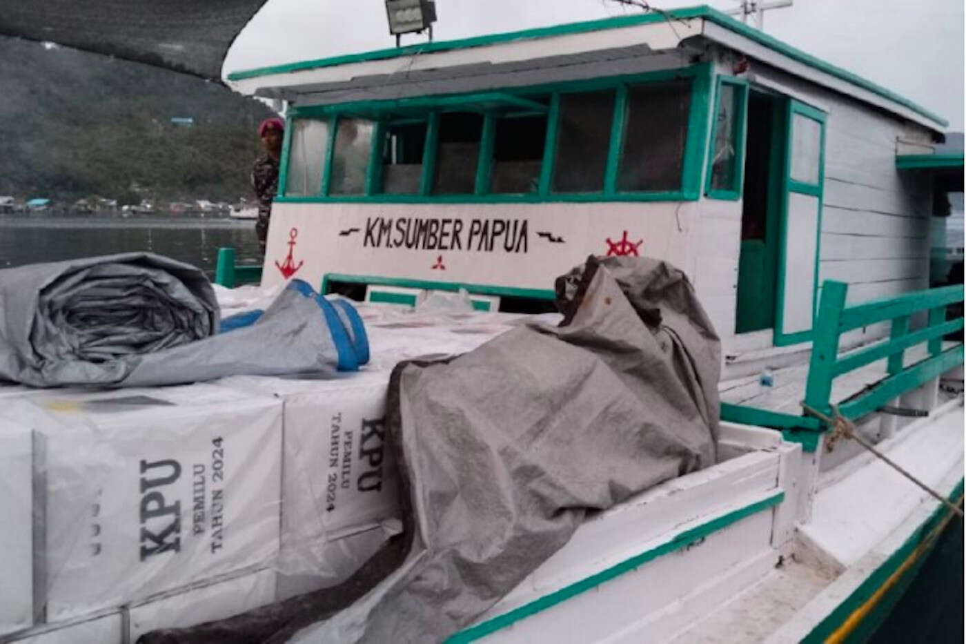 KPU Yapen Distribusikan Logistik Pemilu 2024 Pakai Kapal Kayu dan Perahu Motor