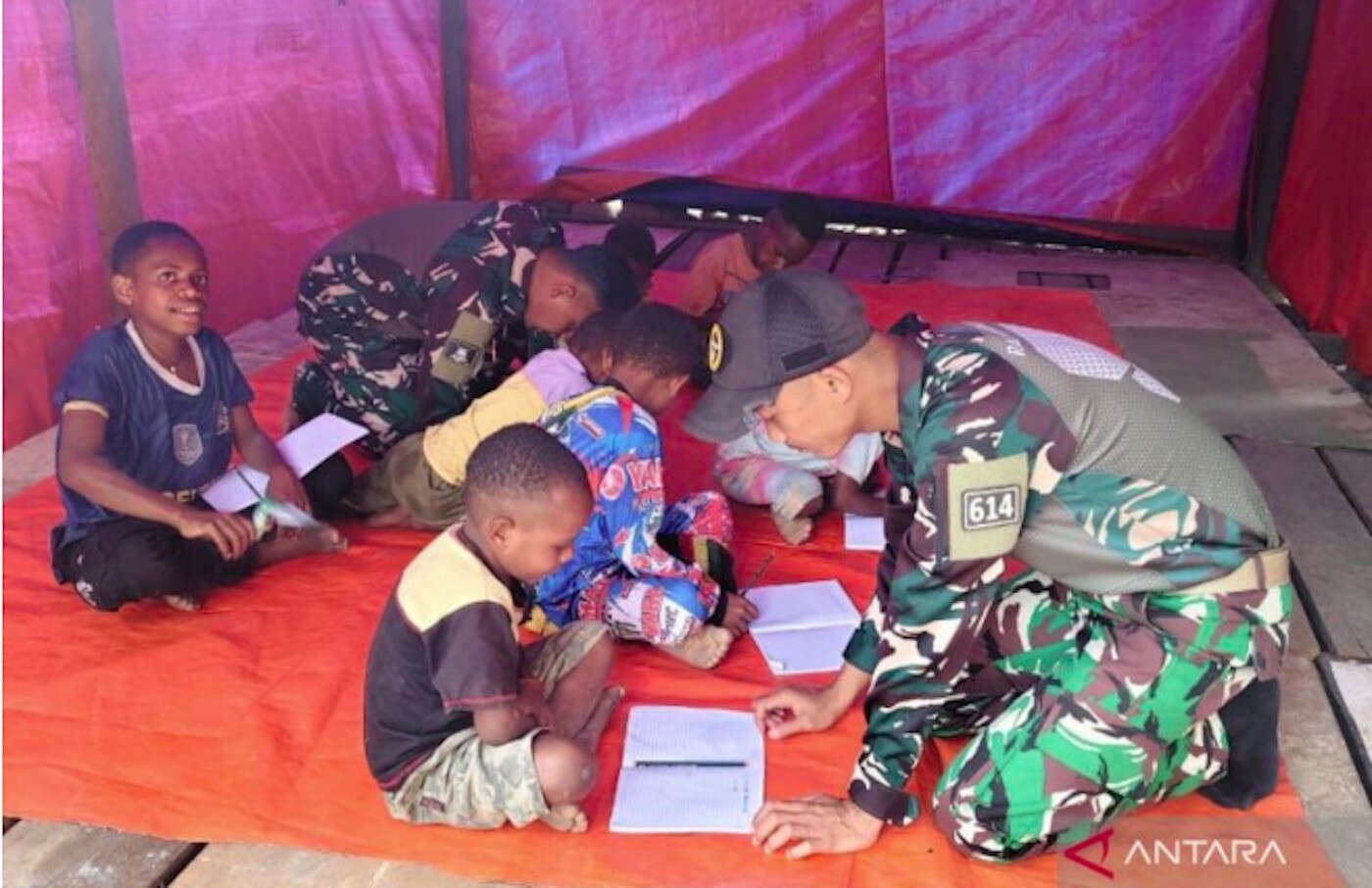 Prajurit Satgas TNI di Papua Bagikan Baju Gratis dan Mengajari Anak-Anak