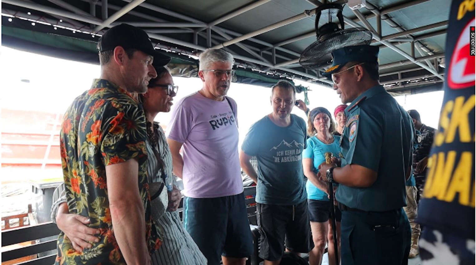 TNI AL Mengevakuasi Korban Kapal Tenggelam KM Putri Papua di Perairan Selat Sele