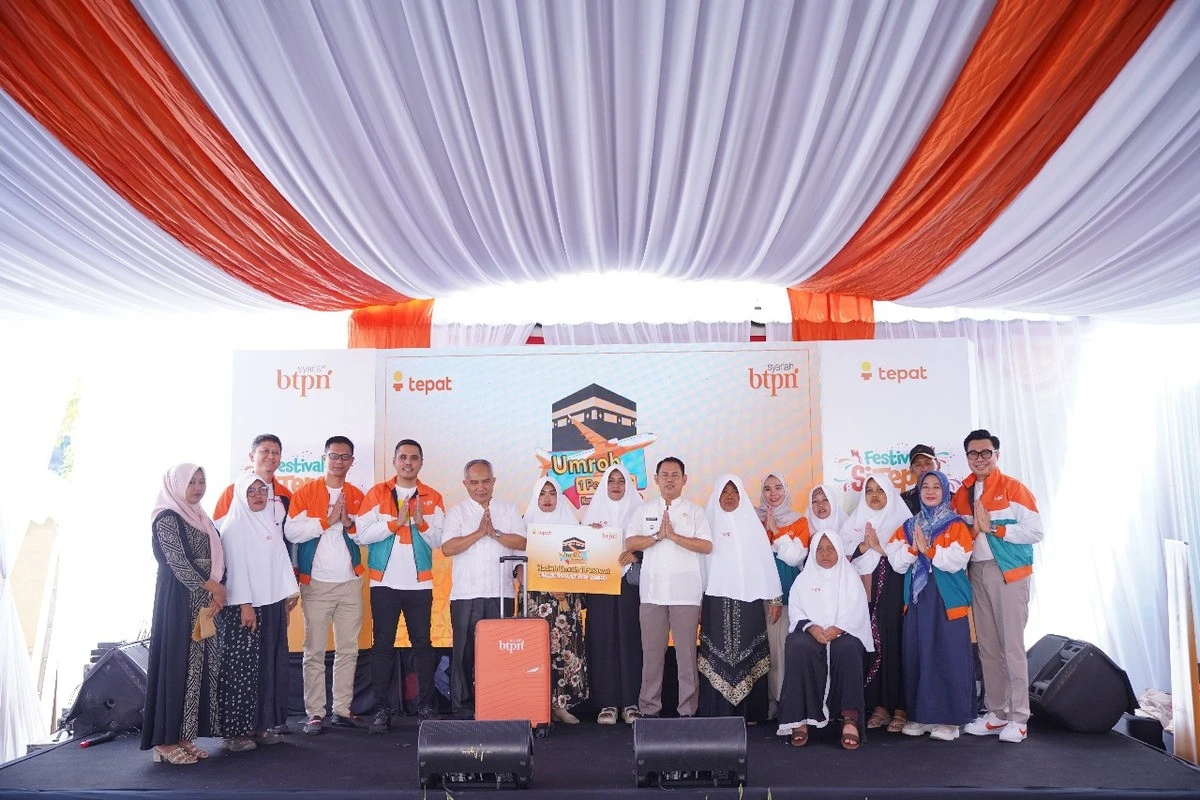 8 Warga Kabupaten Bandung Serentak Berangkat Umrah Gratis dari BTPN Syariah