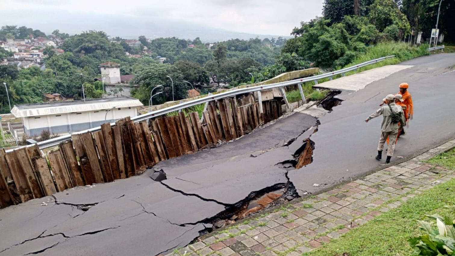 Underpass Batutulis Bogor Ditutup Gegara Longsor, Berikut Rute Alternatifnya