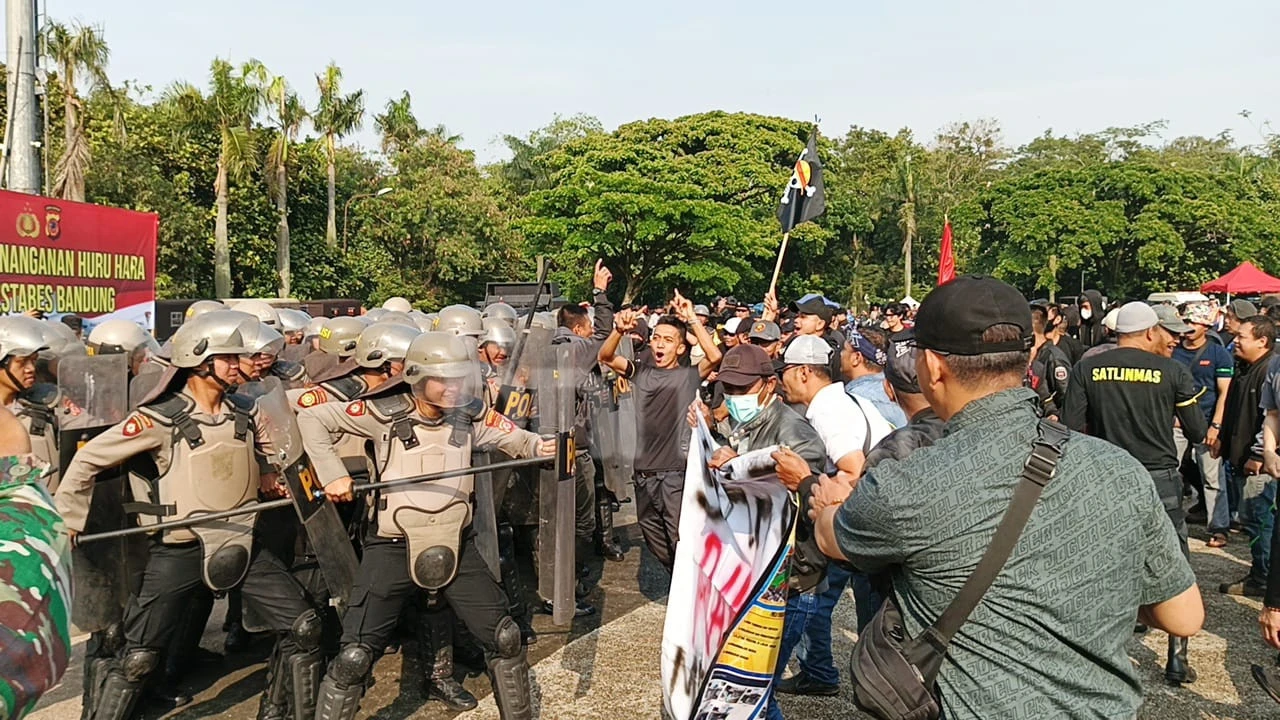 Polrestabes Bandung Menggelar Simulasi Pengamanan Aksi Antisipasi Kaos