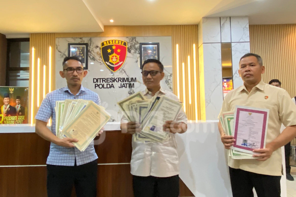 Polda Jatim Temukan Ratusan Ijazah yang Ditahan Jan Hwa Diana di Rumahnya