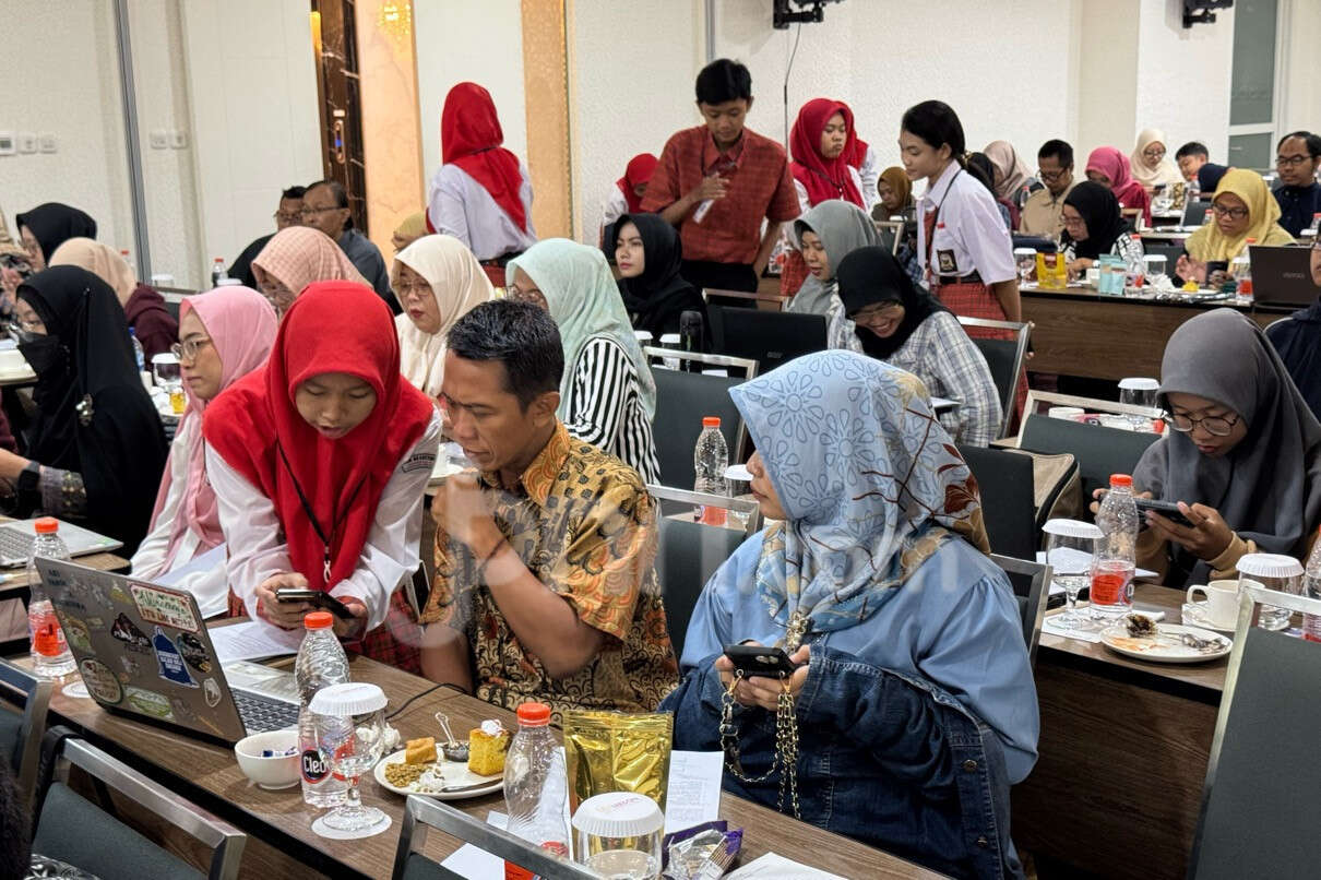 UGM & Smekdors Kenalkan SIDEK-ERP untuk UMKM Surabaya Melek Digital