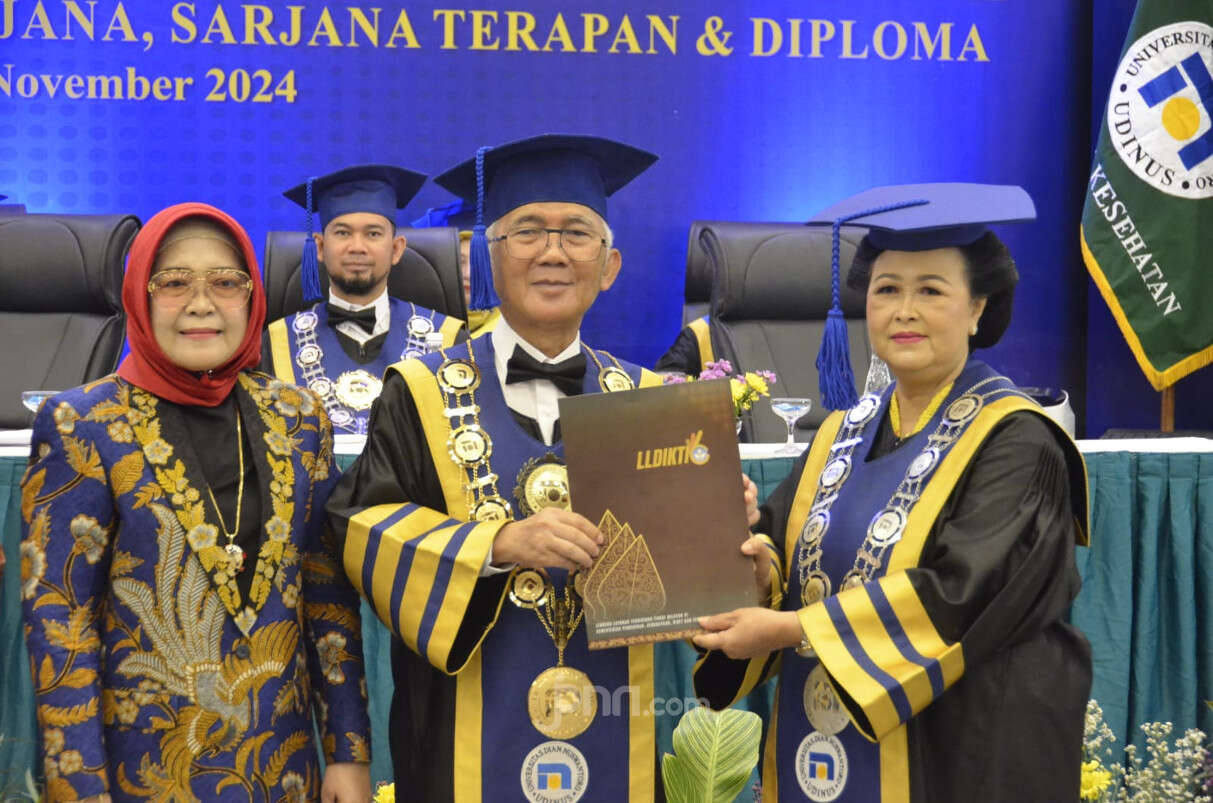 Momen Spesial Wisuda ke-82 Udinus: Guru Besar Baru Diperkenalkan