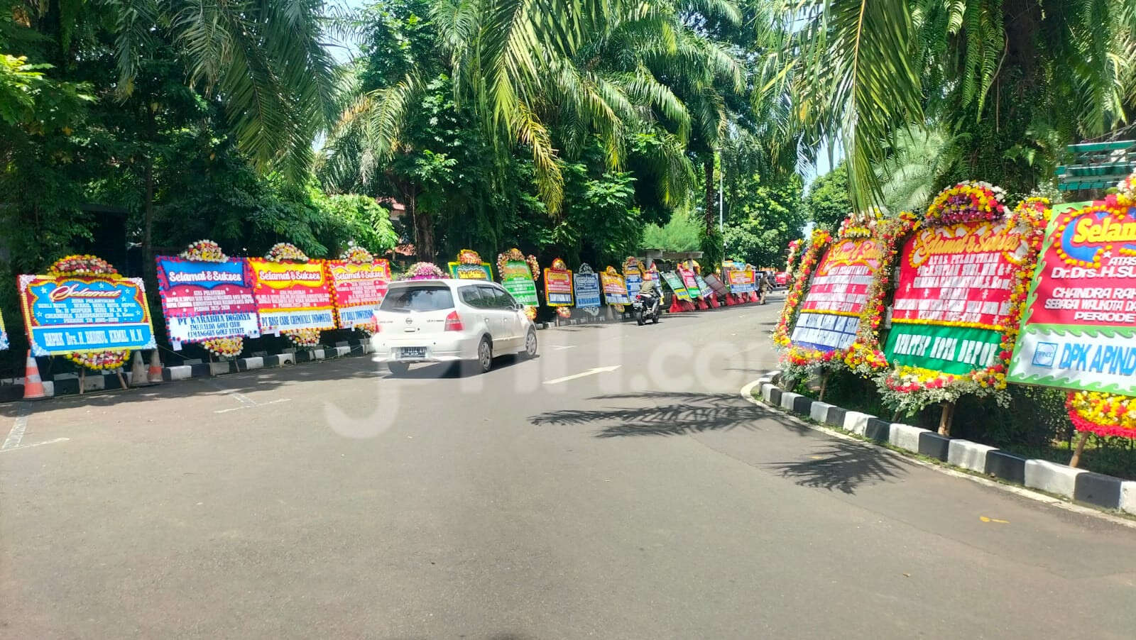 Karangan Bunga Ucapan Selamat untuk Supian-Chandra Penuhi Balai Kota Depok