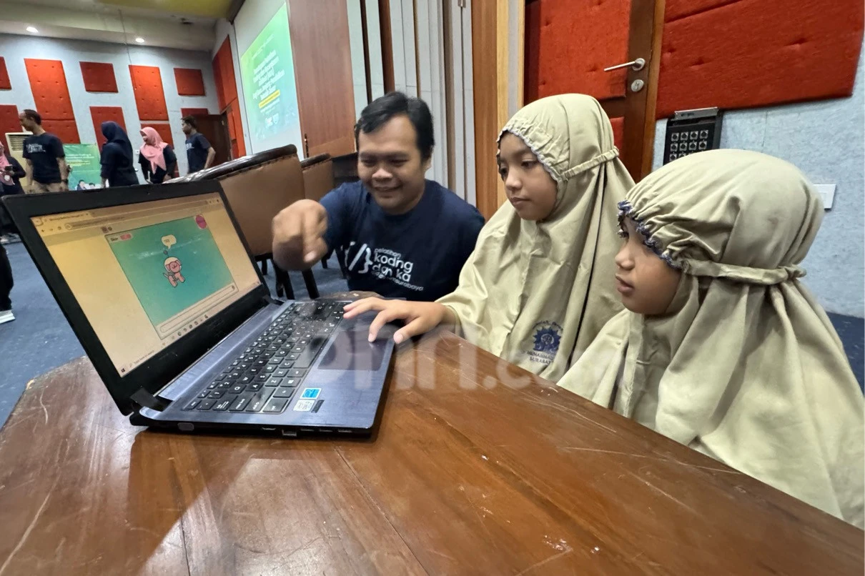 Tak Punya Latar IT, 84 Guru SD Bikin Game Edukasi Pakai Coding Dilatih UM Surabaya