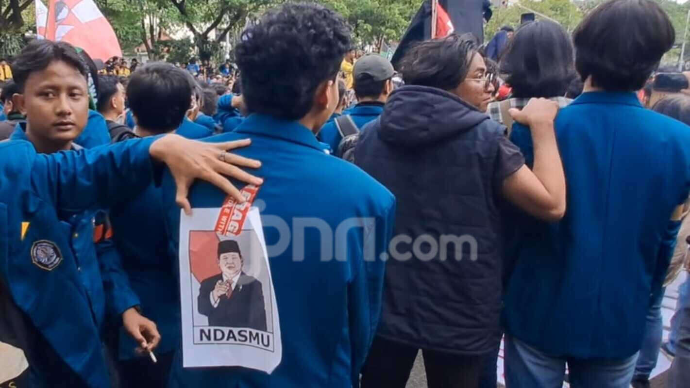 Semarang Menggugat: Lihat Poster Prabowo di Punggung Mahasiswa, Ada Kata 'Ndasmu'