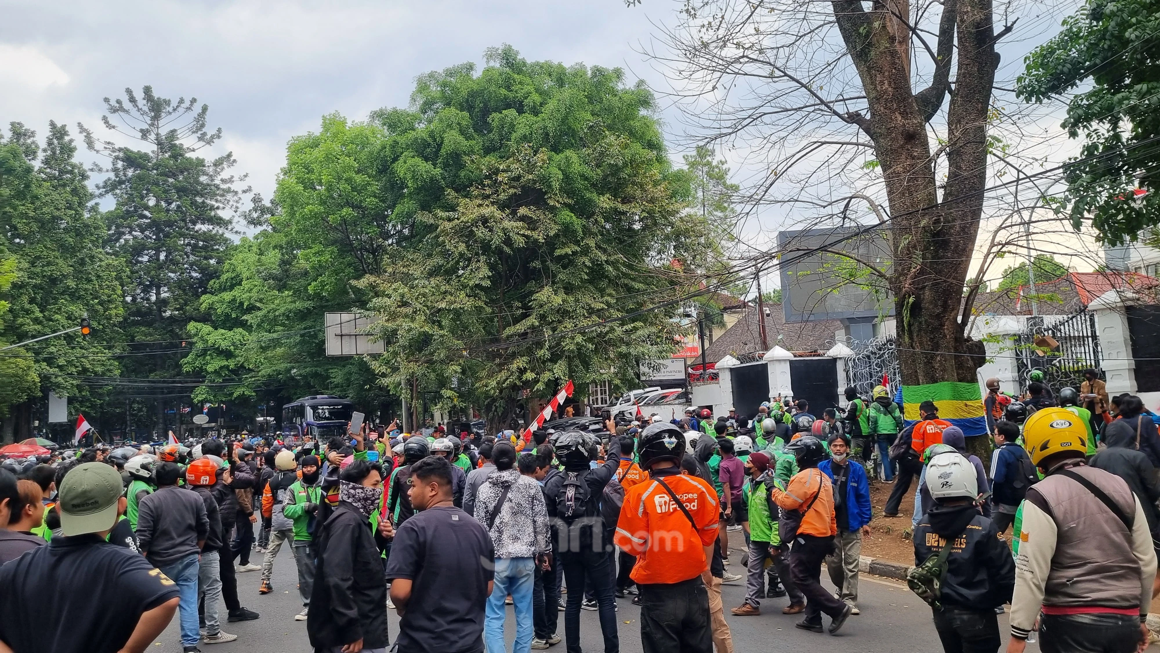 Aksi Solidaritas, Ratusan Ojol Pukul Mundur Polisi di Depan Gedung DPRD Jabar