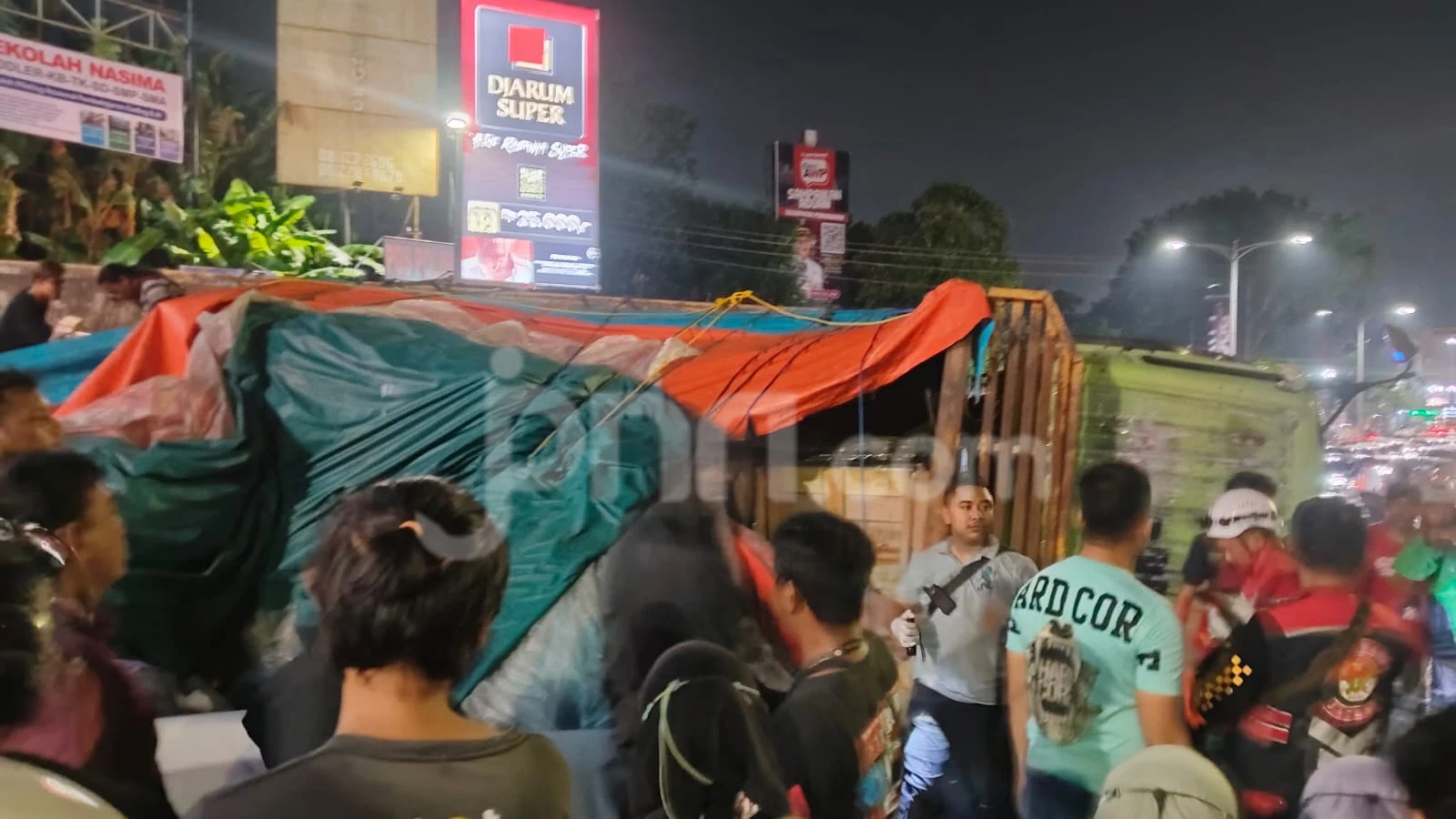 Rem Blong di Pasar Kambing Semarang, Pemotor Tewas Tertimpa Truk Muatan Kertas