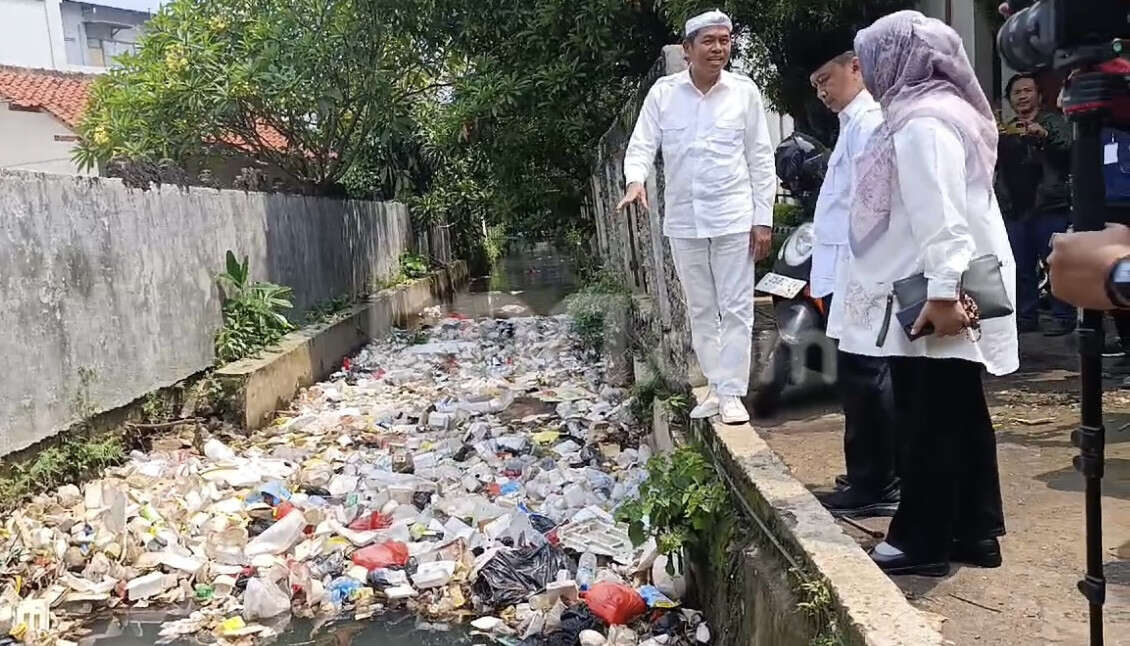 Datang ke Depok, Dedi Mulyadi Kaget Lihat Sampah di Aliran Kali Balai Kota