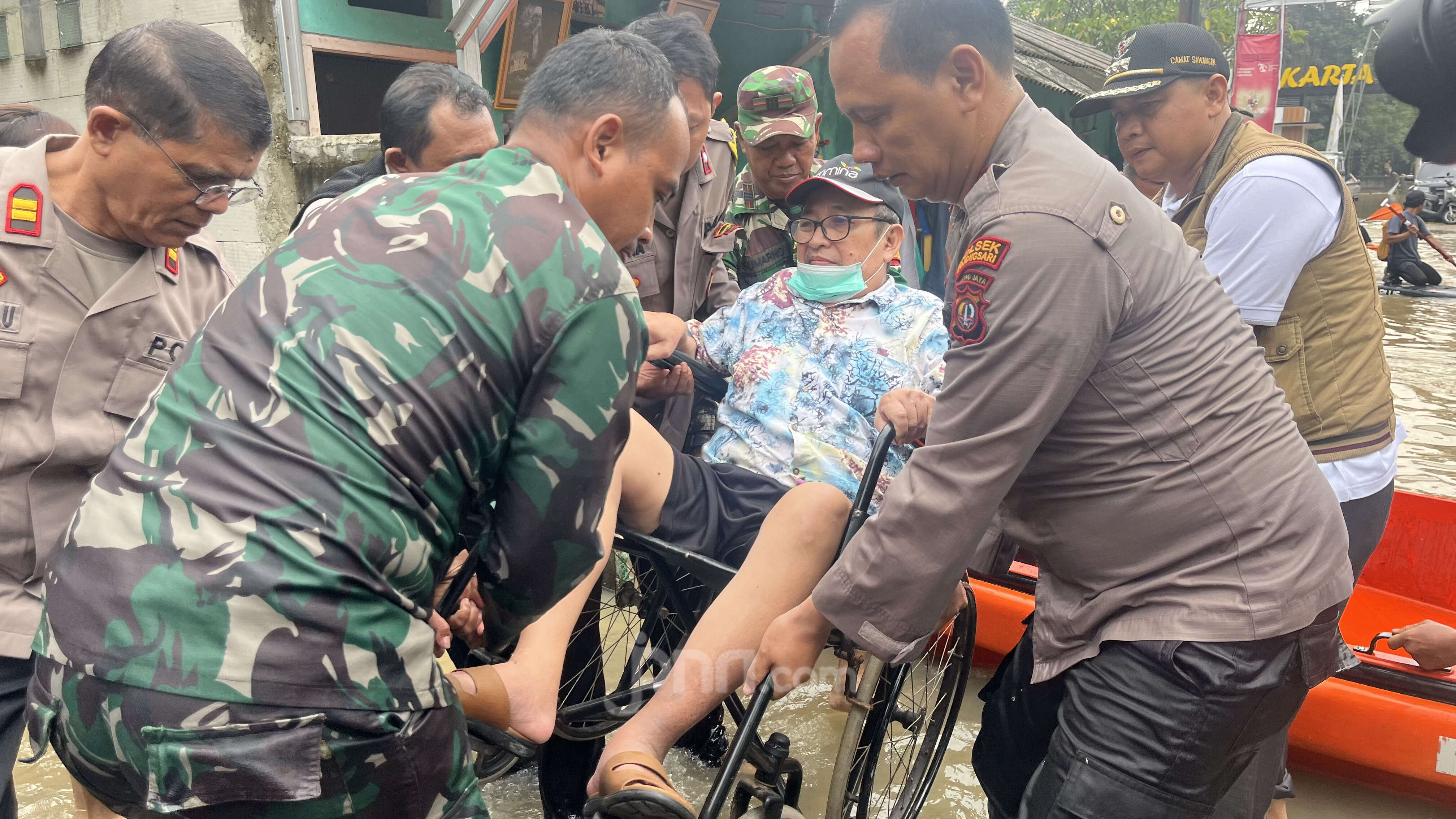 Petugas Gabungan Mengevakuasi Warga Sakit dan Terjebak Banjir di Perumahan Sawangan Asri Depok