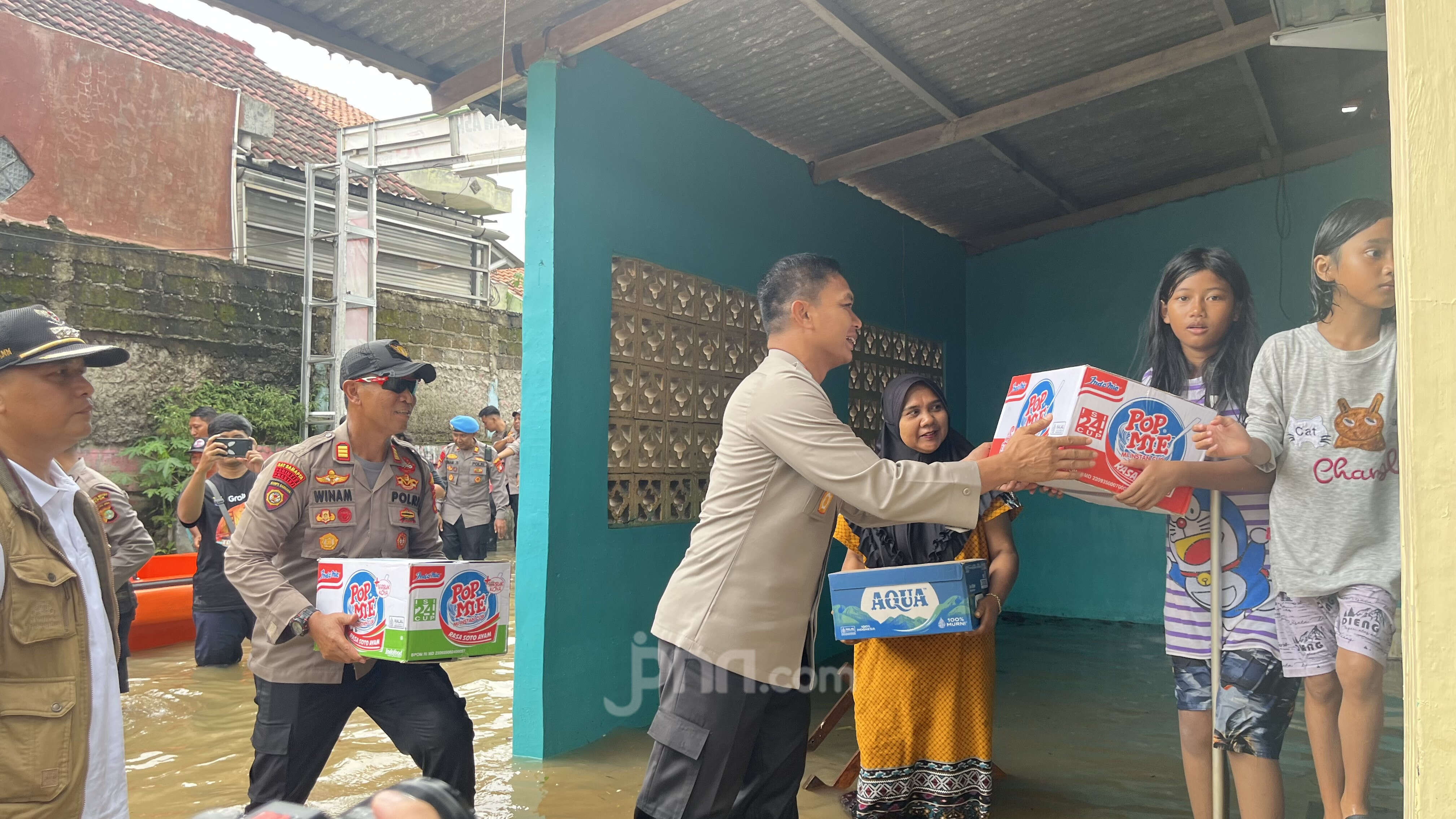 Polres Metro Depok Berikan Bantuan untuk Korban Banjir di Kecamatan Sawangan