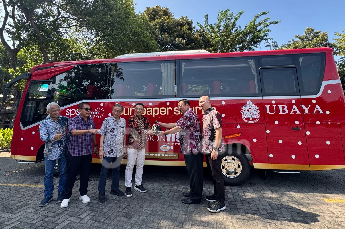 SPS Hibahkan Bus ke Ubaya, Perkuat Serapan Lulusan Dunia Industri