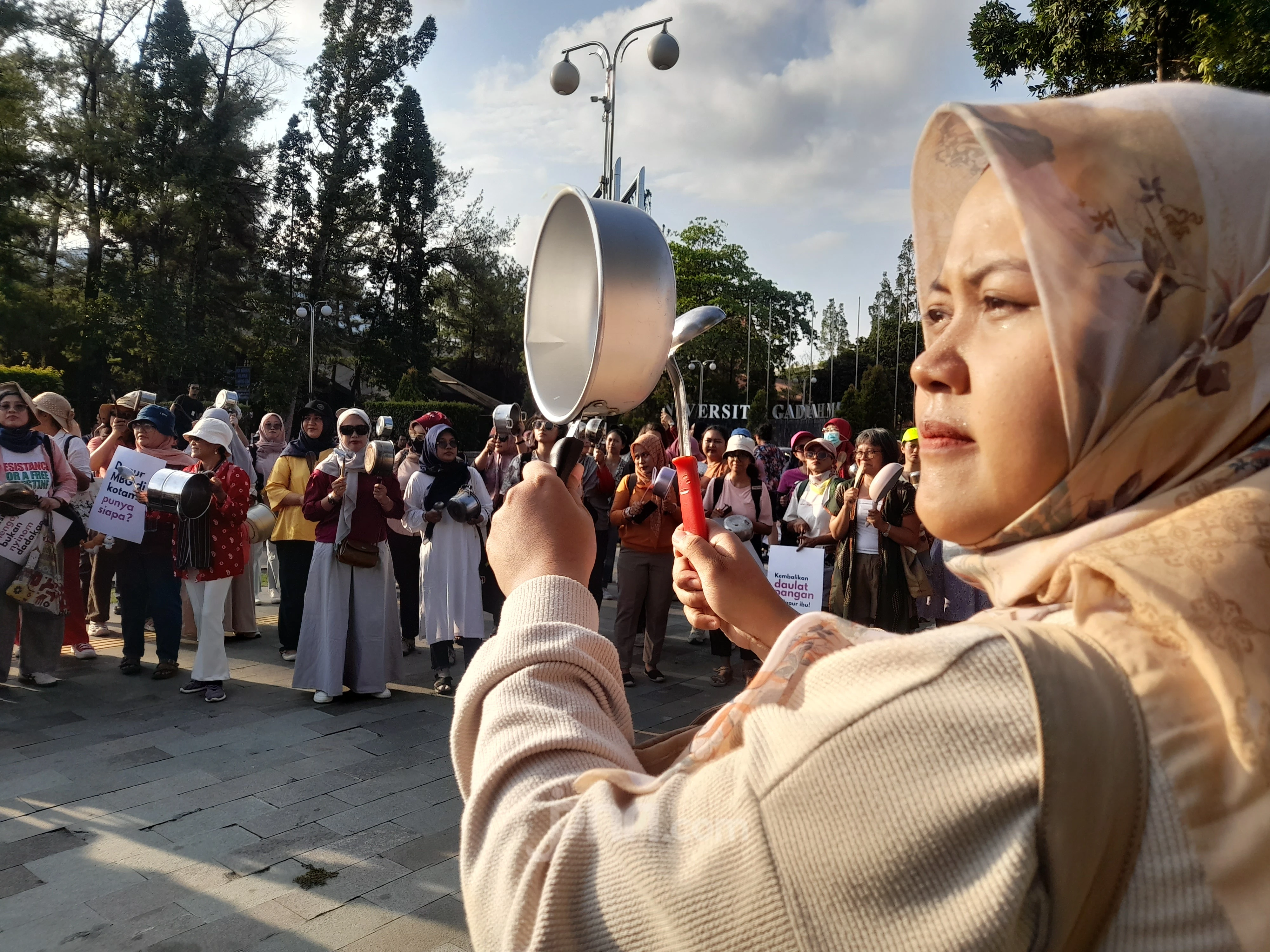 Ibu-Ibu di Jogja Kompak Turun ke Jalan, Bawa Panci untuk Memprotes MBG