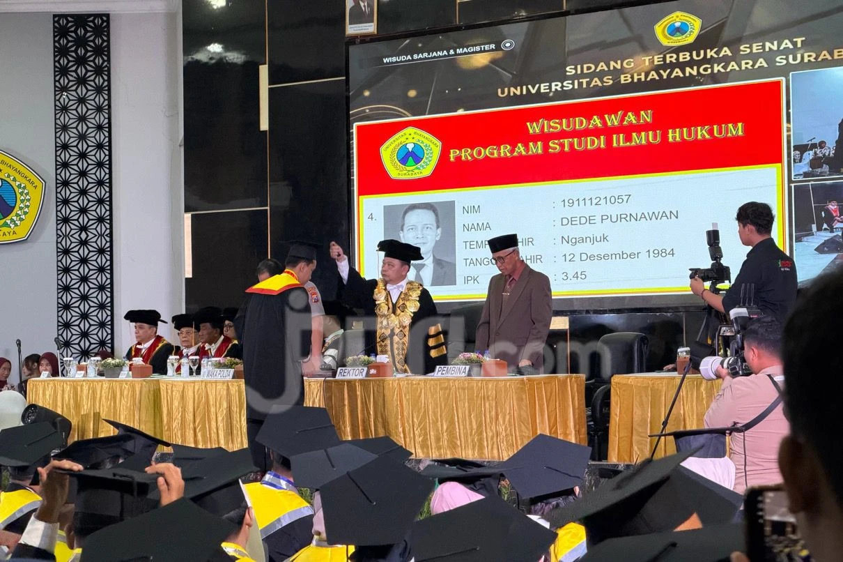Ubhara Surabaya Wisuda 207 Lulusan, Rektor Ingatkan Alumni Tidak Cepat Puas