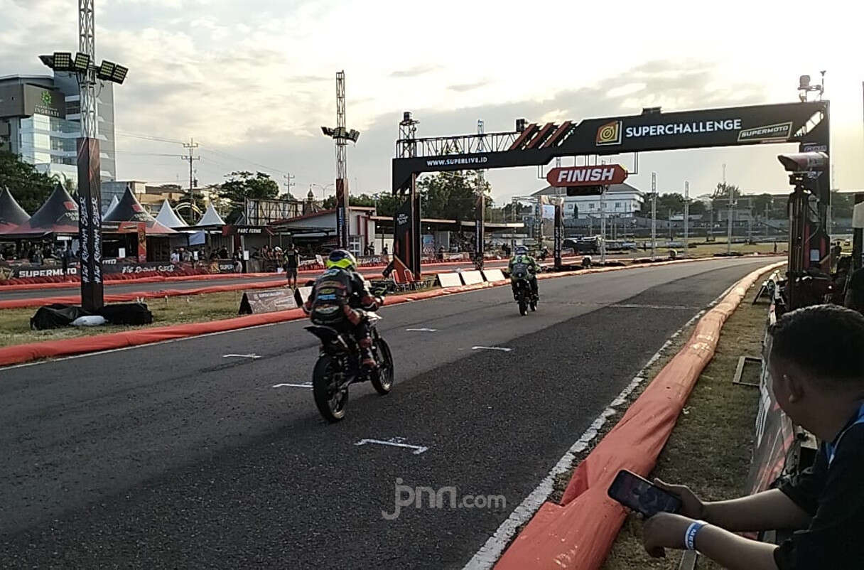 Superchallenge Super Moto 2024 di Sirkuit Gokart Boyolali, Pembalap Bersaing Ketat