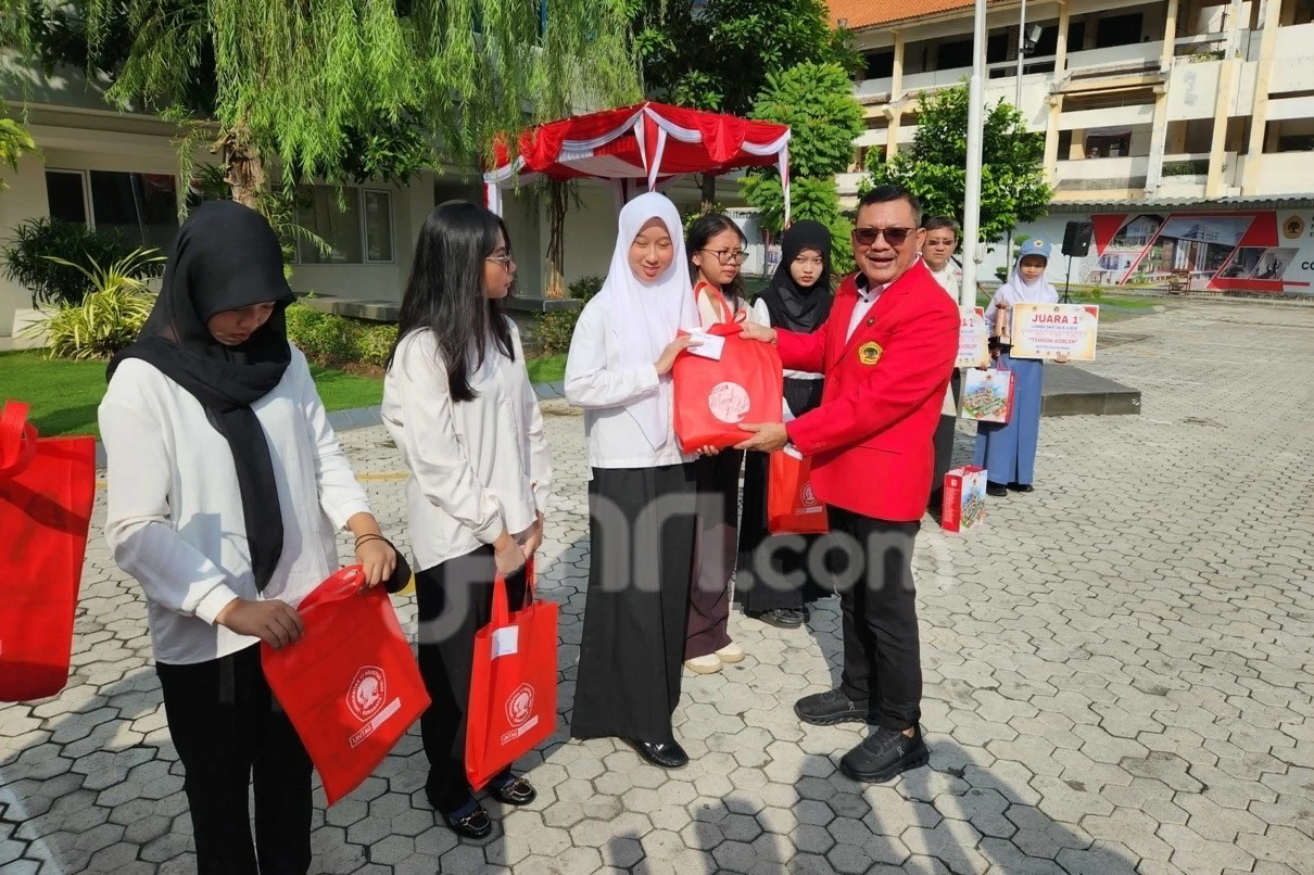 Tembok Koblen Jadi Inspirasi Sketsa, Untag Surabaya Apresiasi dengan Beasiswa