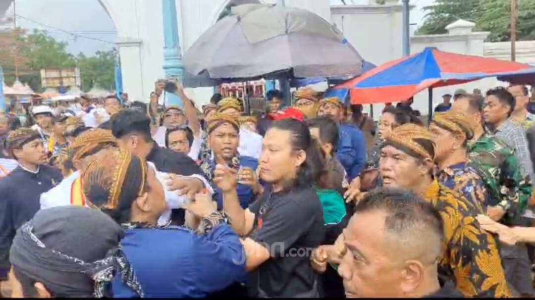 Ricuh Sekatenan di Solo, Menantu PB XIII Didorong & Dicekik Orang Tak Dikenal