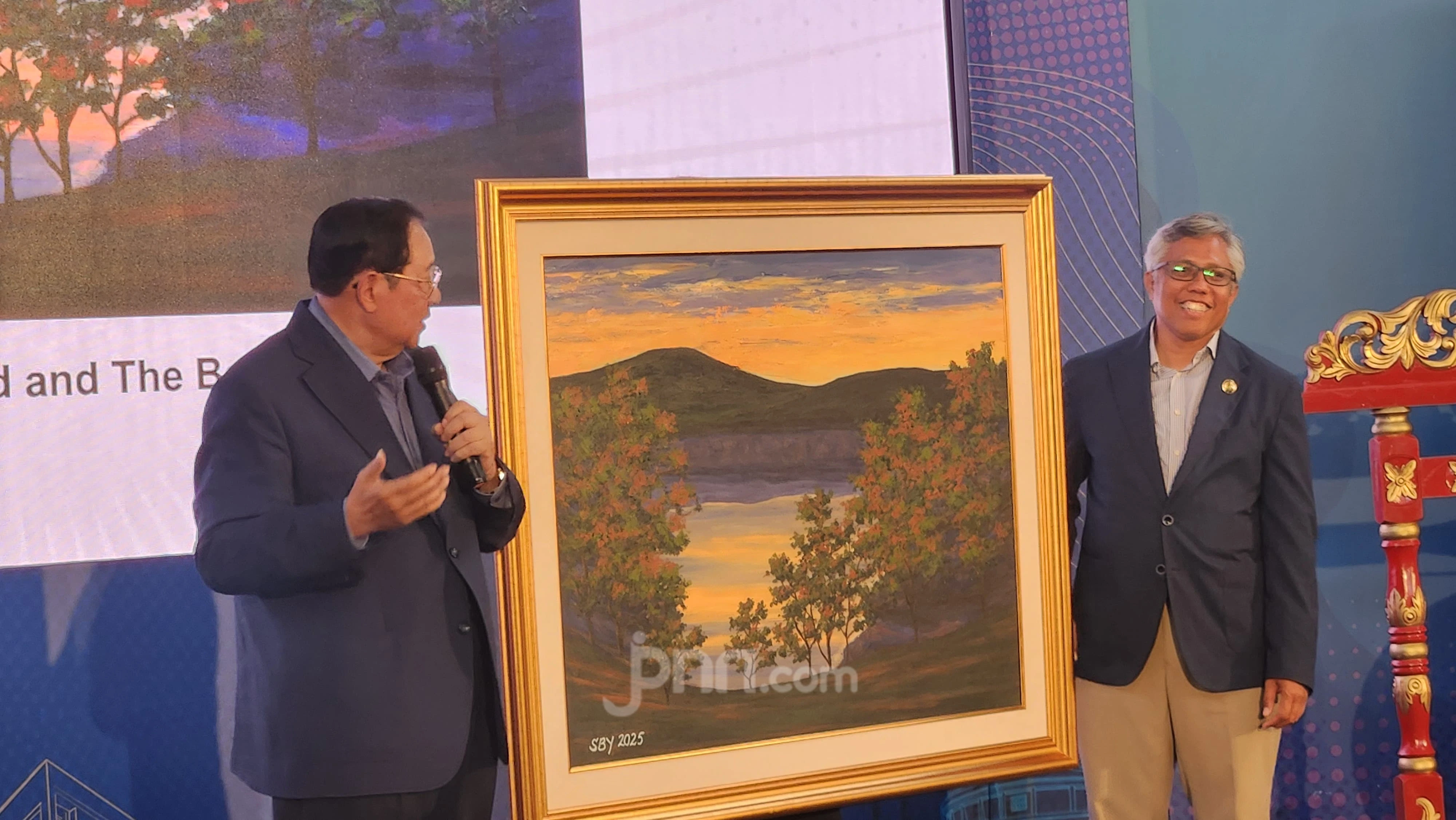 Mengenang Memori Indah di Bandung, SBY Serahkan Lukisan Tangkuban Parahu ke ITB