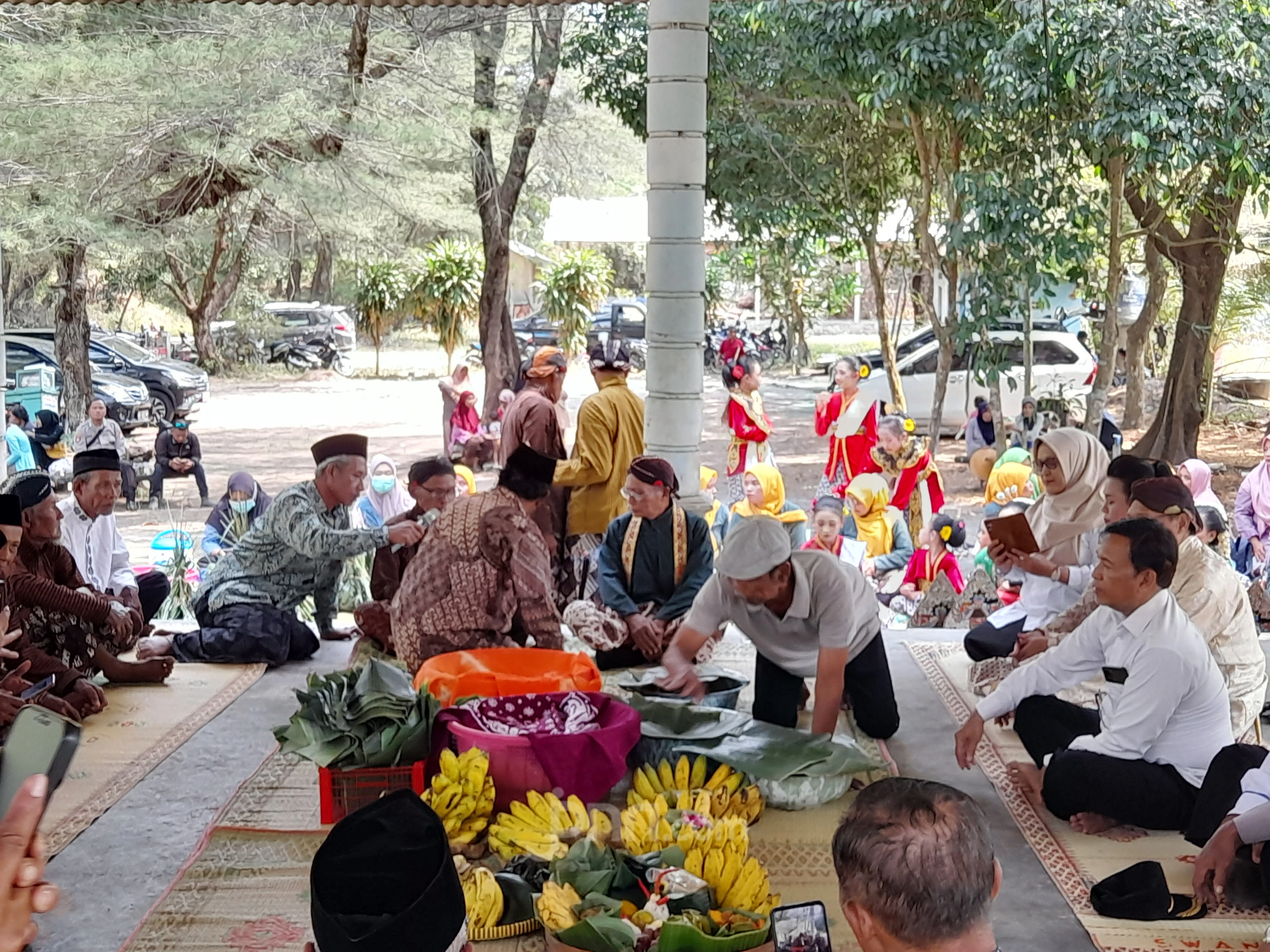 Peserta Festival Layang-Layang Ikut Kirab Majemukan di Pantai Pandansari