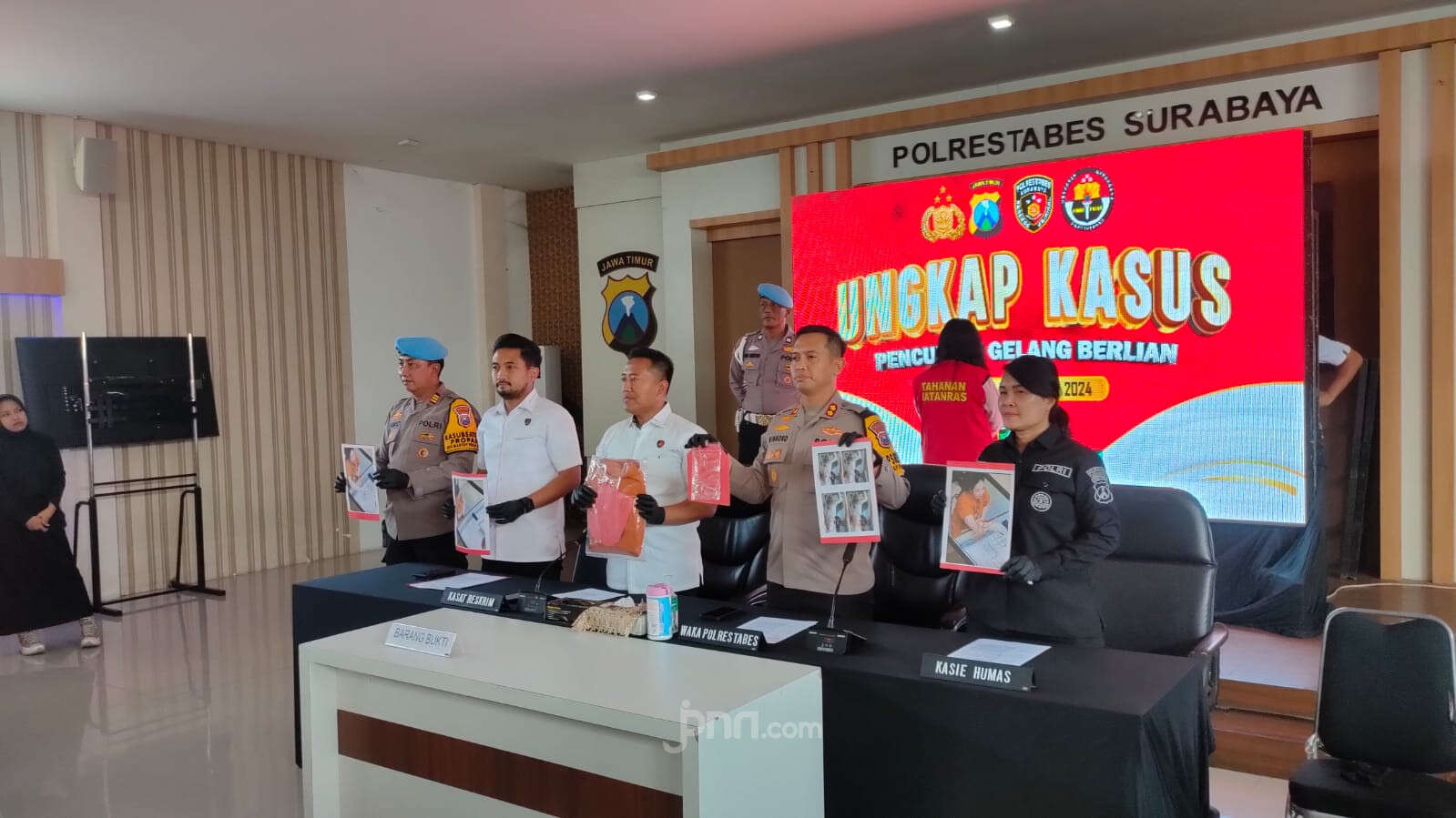 Mak-mak di Surabaya Curi Berlian Rp350 Juta di Mal, Begini Modusnya