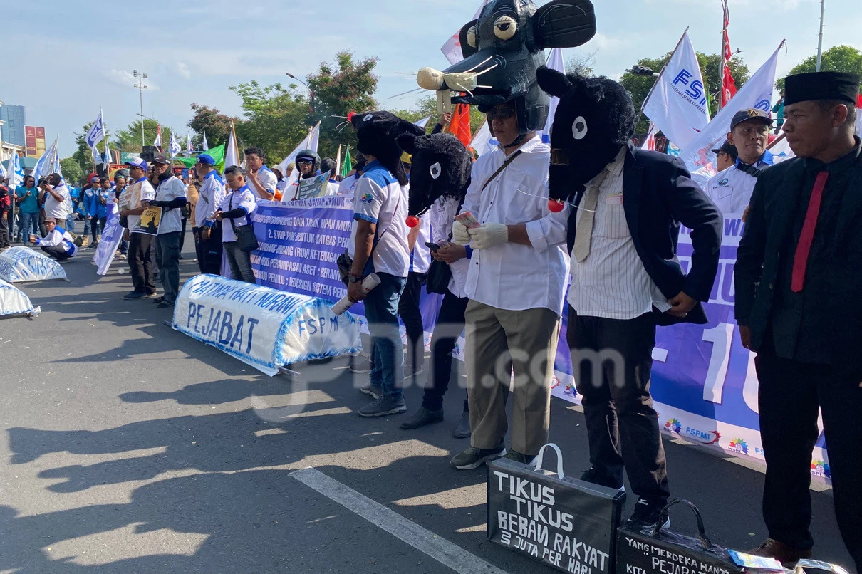 Serikat Buruh Geruduk Kantor Gubernur Jatim, Sampaikan 6 Poin Tuntutan