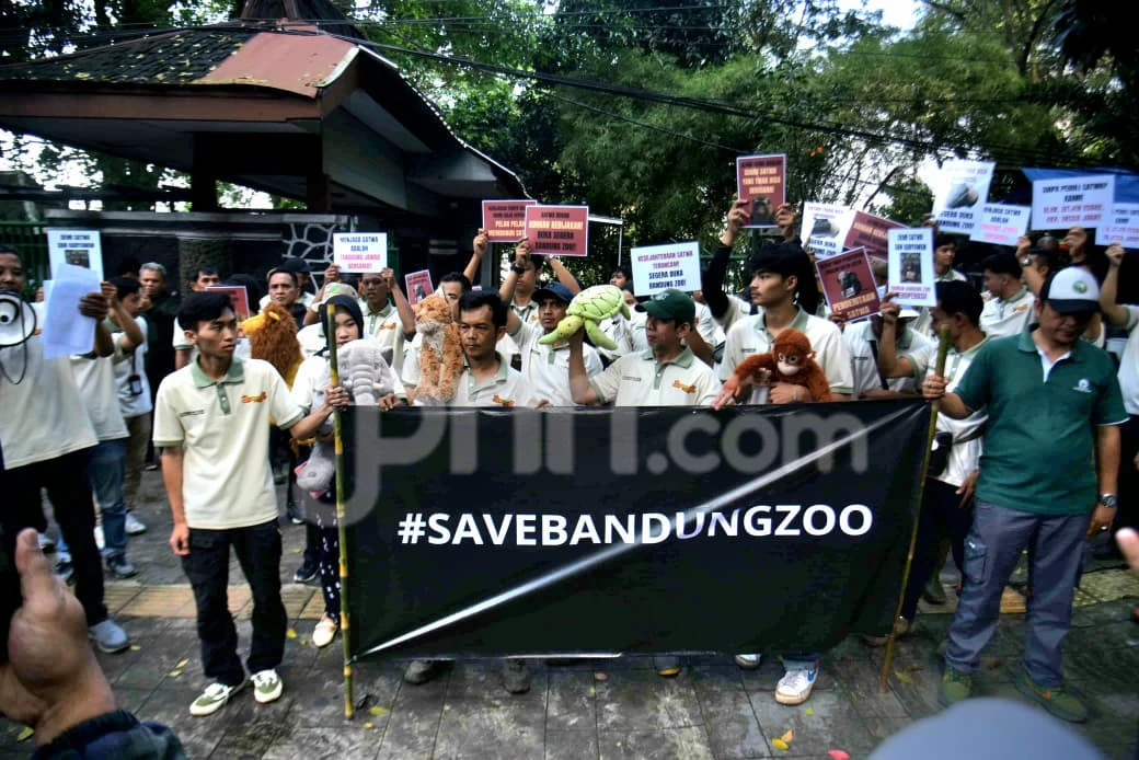 Menggelar Aksi Damai, Pegawai Bandung Zoo Minta Operasional Dibuka Kembali
