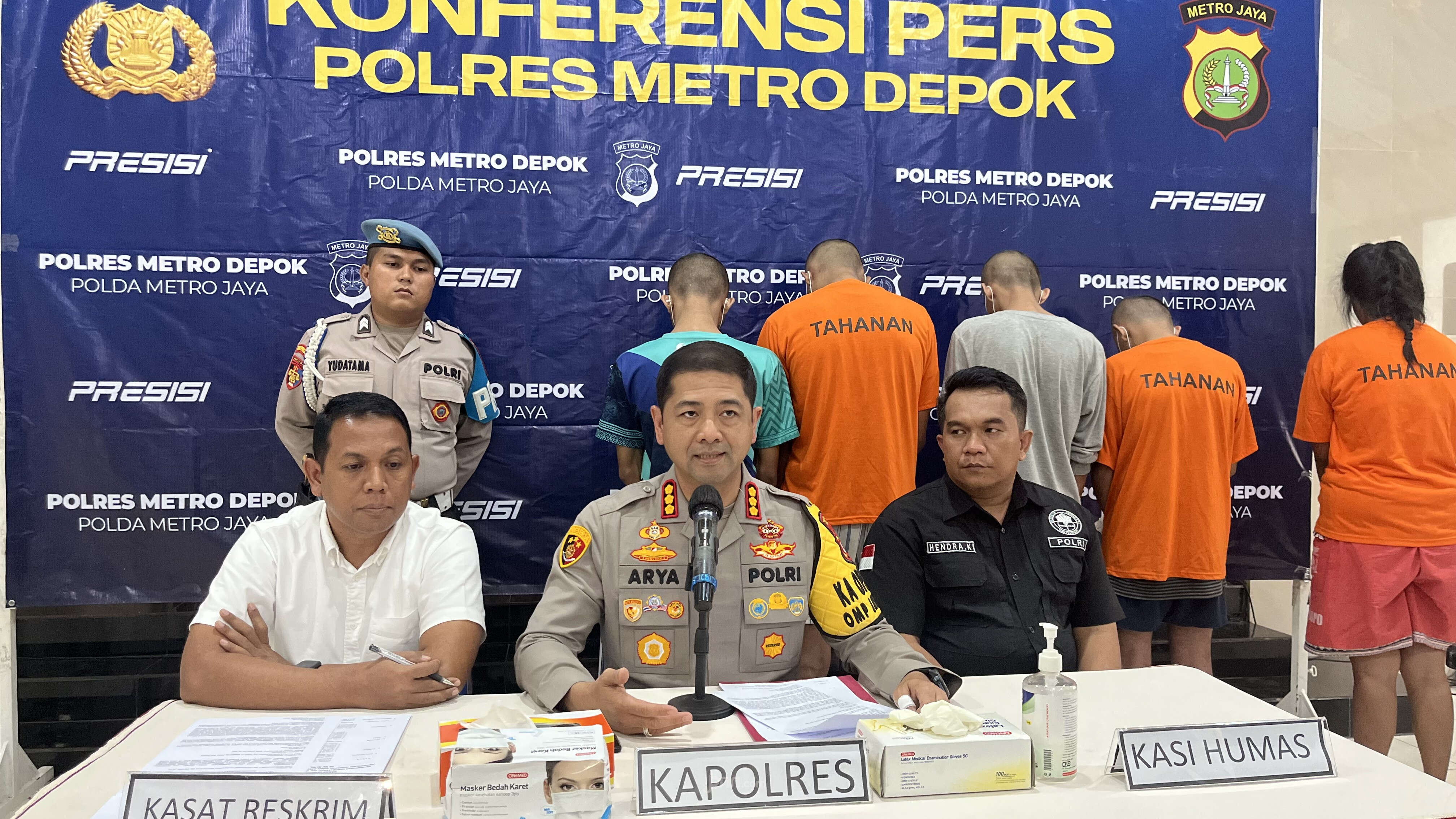 Polisi Amankan 5 Muncikari Spesialis MiChat di Depok