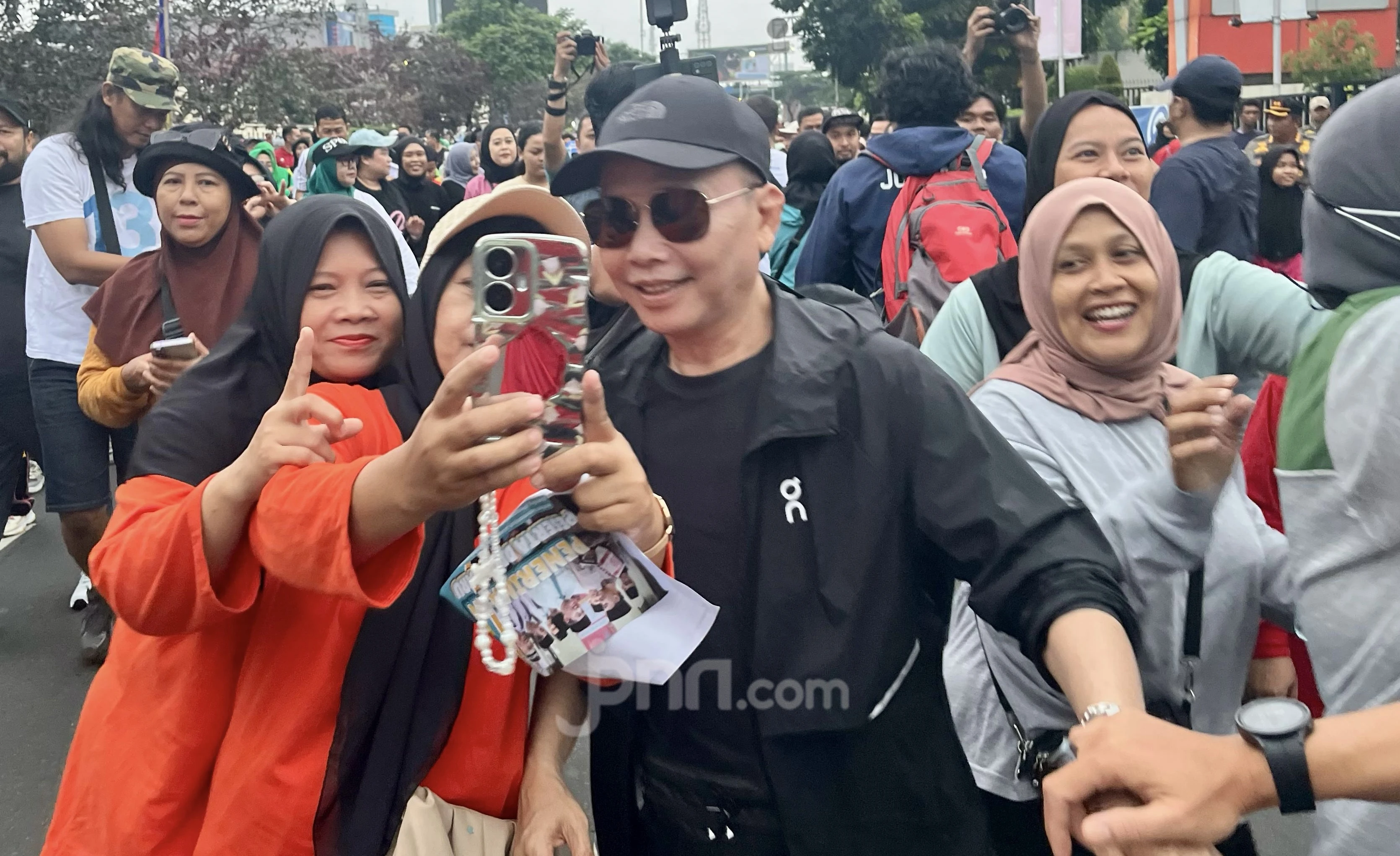 Ayah Ojak Jadi Pusat Perhatian CFD Depok, Warga Antre Minta Foto!