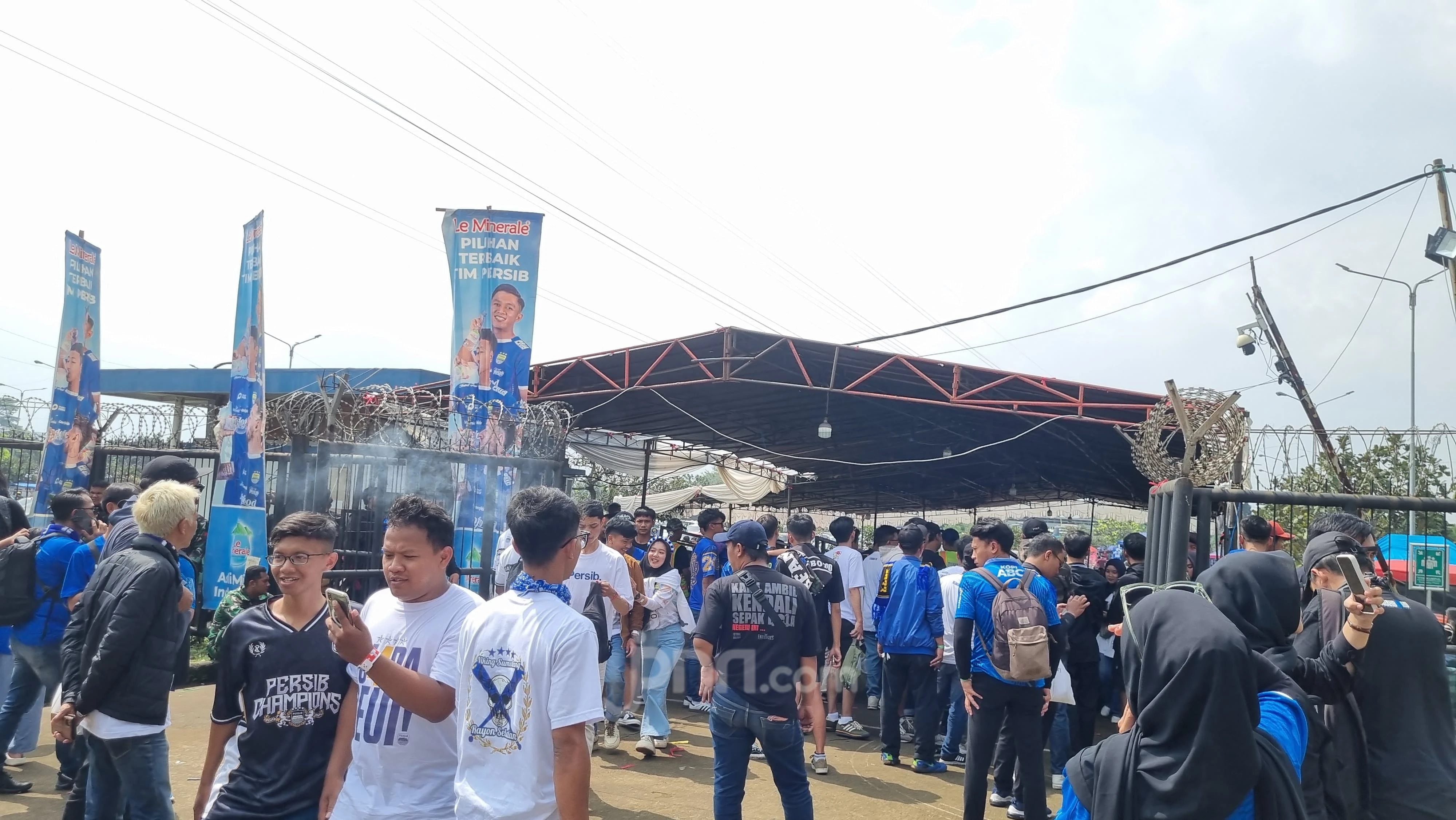 Laga Pamungkas Liga 1 Persib vs Persis, Bobotoh Mulai Memadati Stadion GBLA
