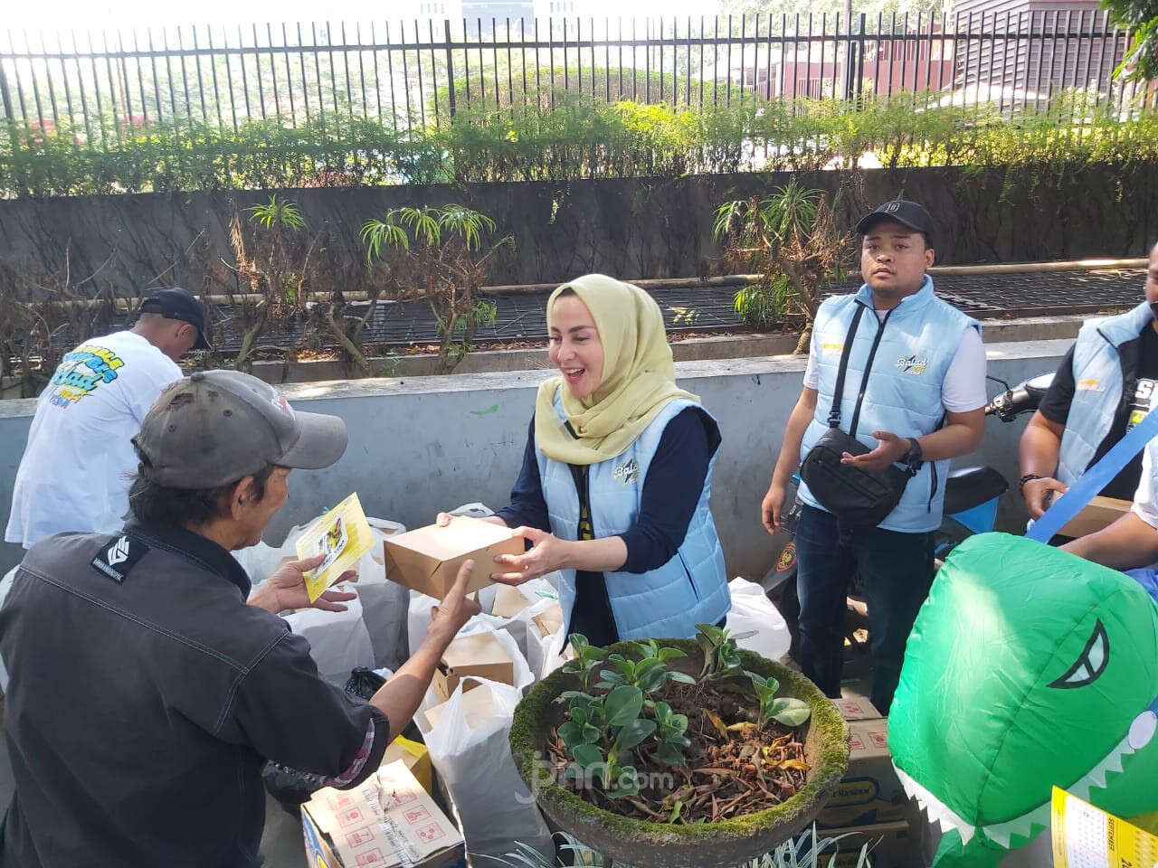 Gaet Simpati Warga, Sukarelawan Balad Kang Arfi dan Teh Yena Bagikan Nasi Kotak Gratis di Bandung