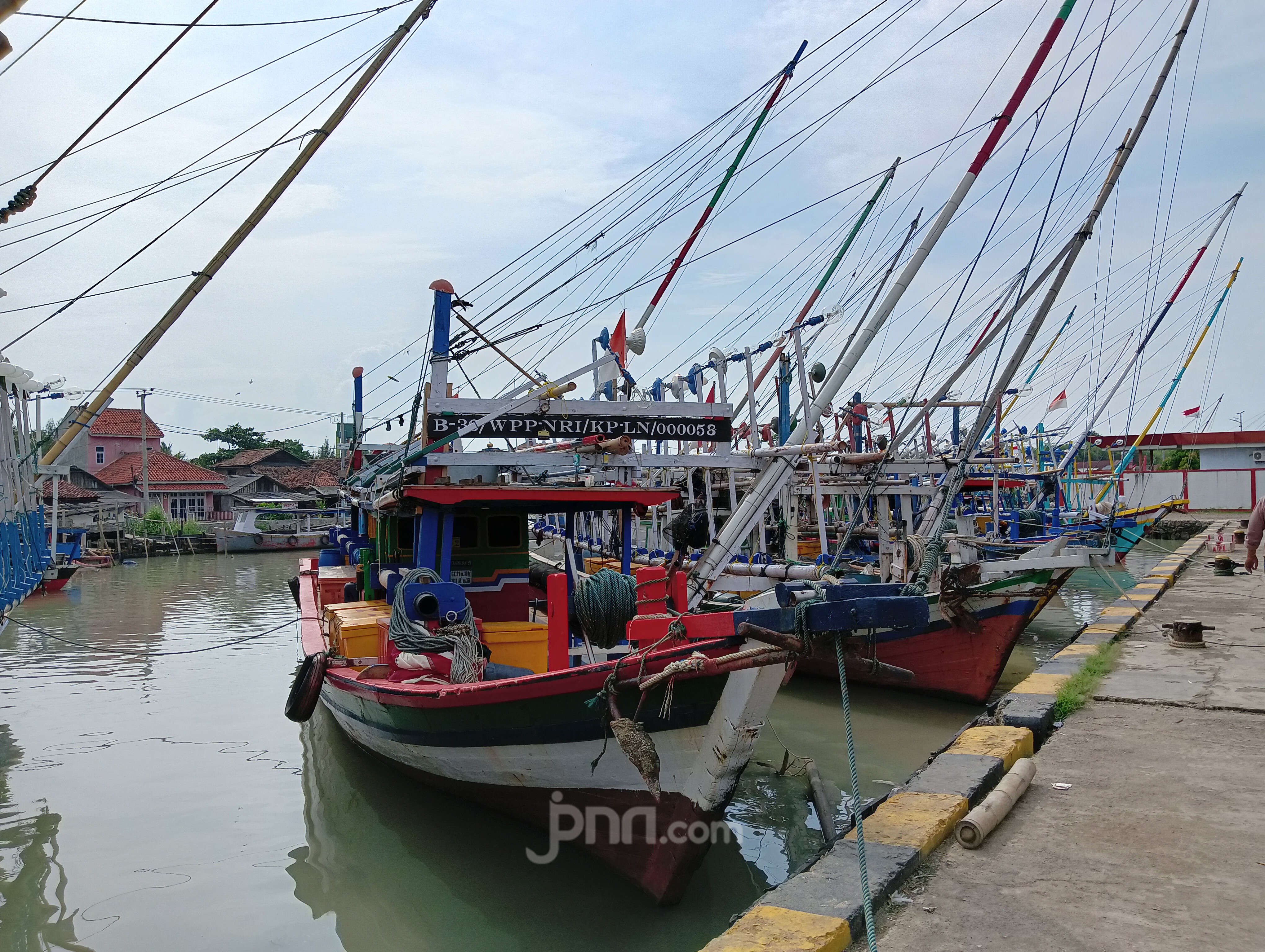 Gelombang Tinggi Berpotensi Menerjang Laut Banten, Nelayan Diminta Waspada