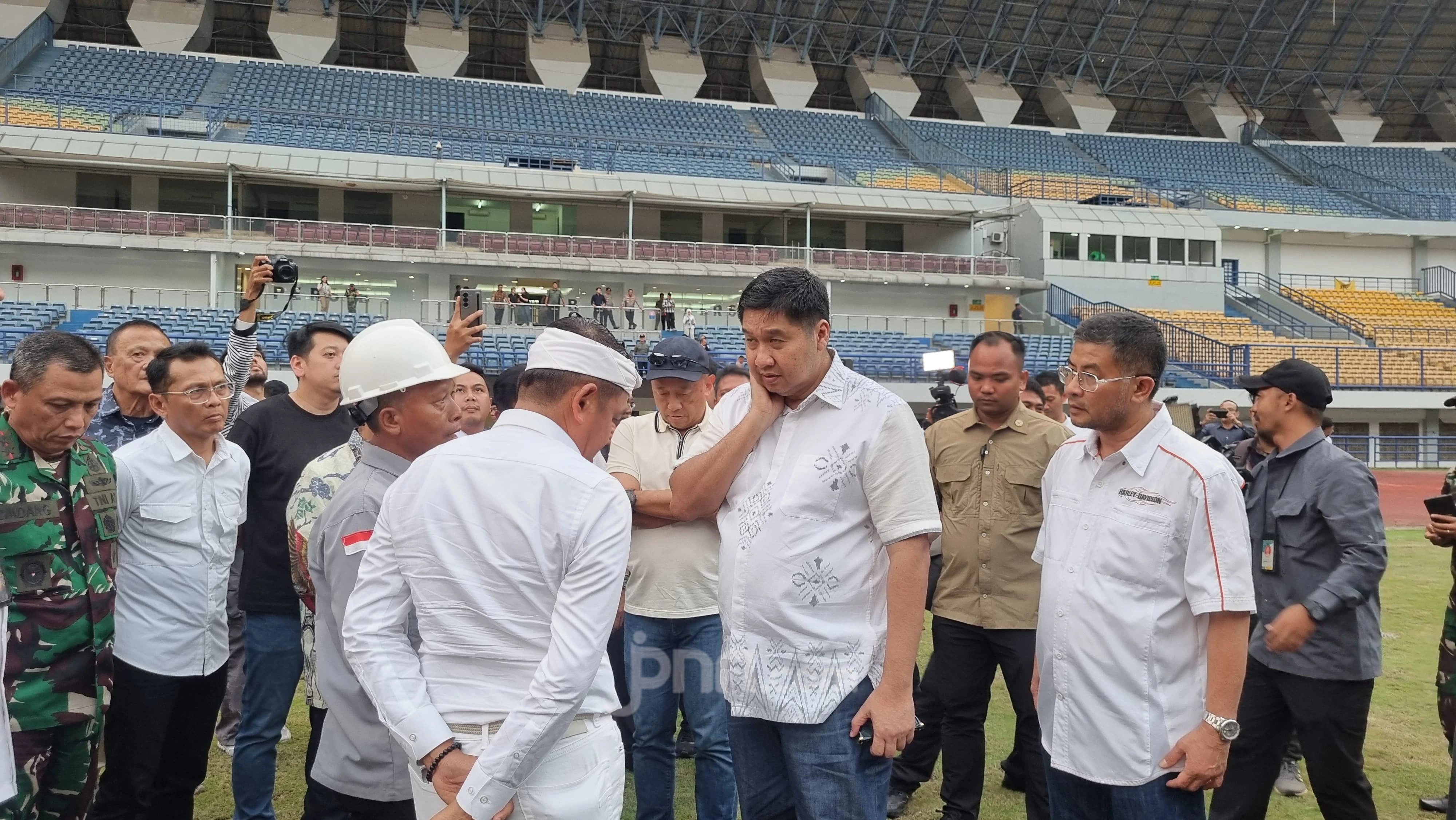 Maruarar Sirait Video Call Erick Thohir Paparkan Kondisi Stadion GBLA Rusak Parah