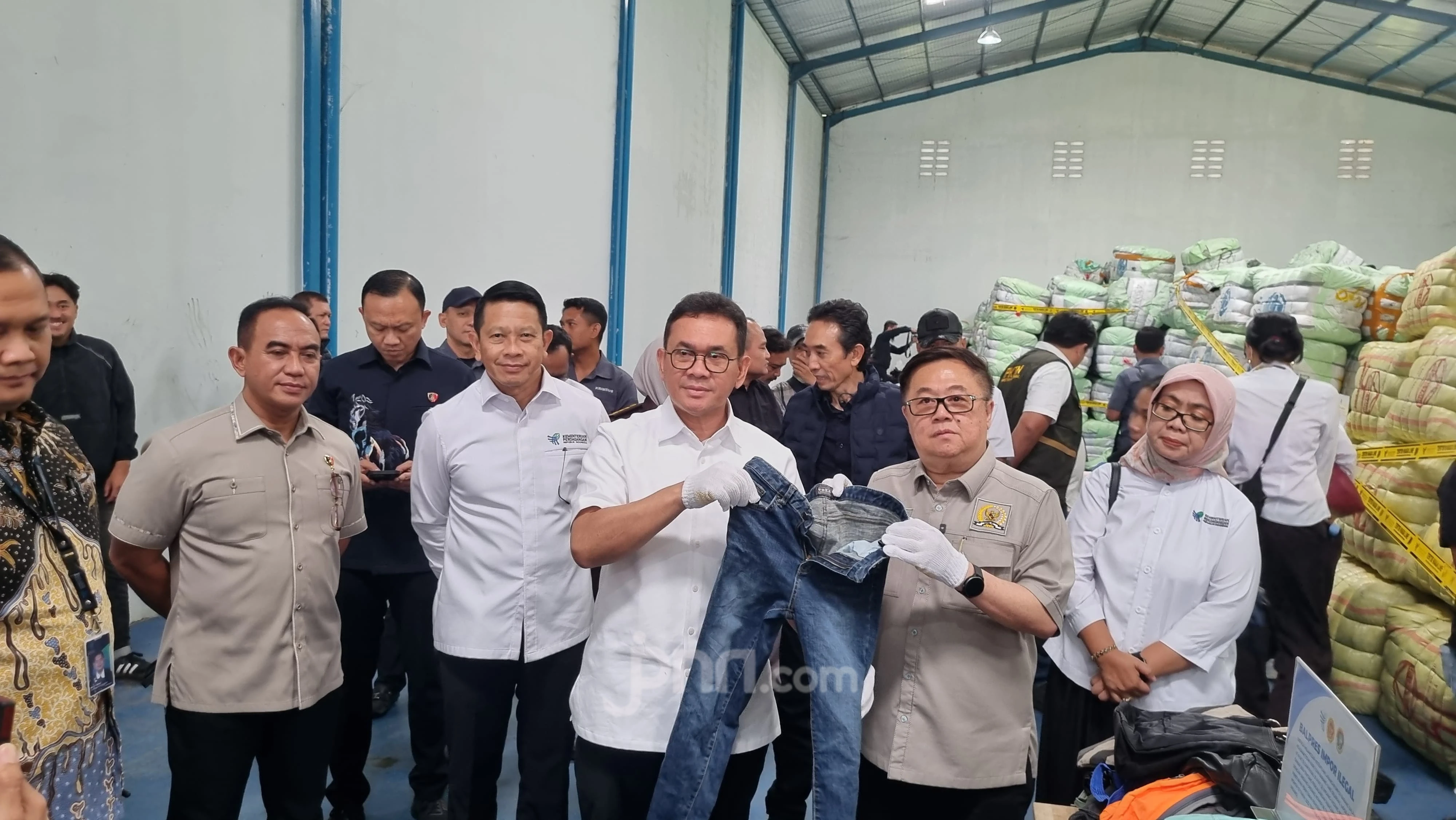 Kemendag Sita 19 Ribu Balpres Pakaian Ilegal Impor Senilai Rp 112 Miliar di Bandung Raya