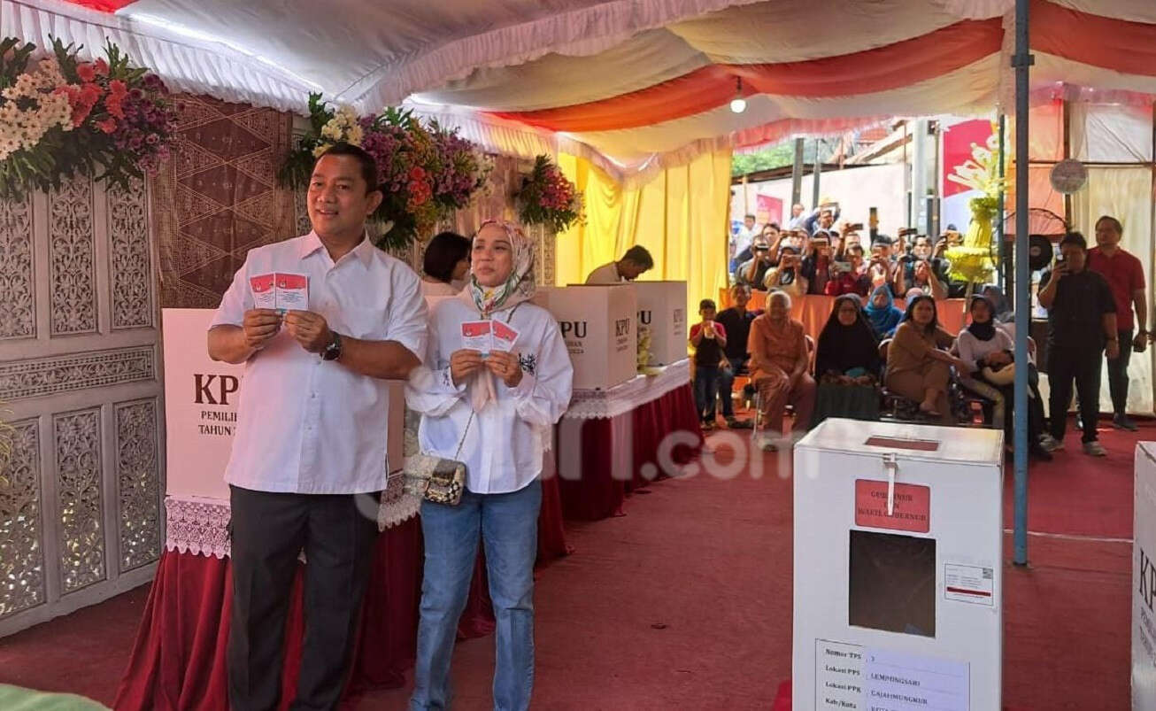 Kompak Berbaju Putih, Hendi & Sang Istri 'Nyoblos' di TPS 03 Lempongsari Semarang