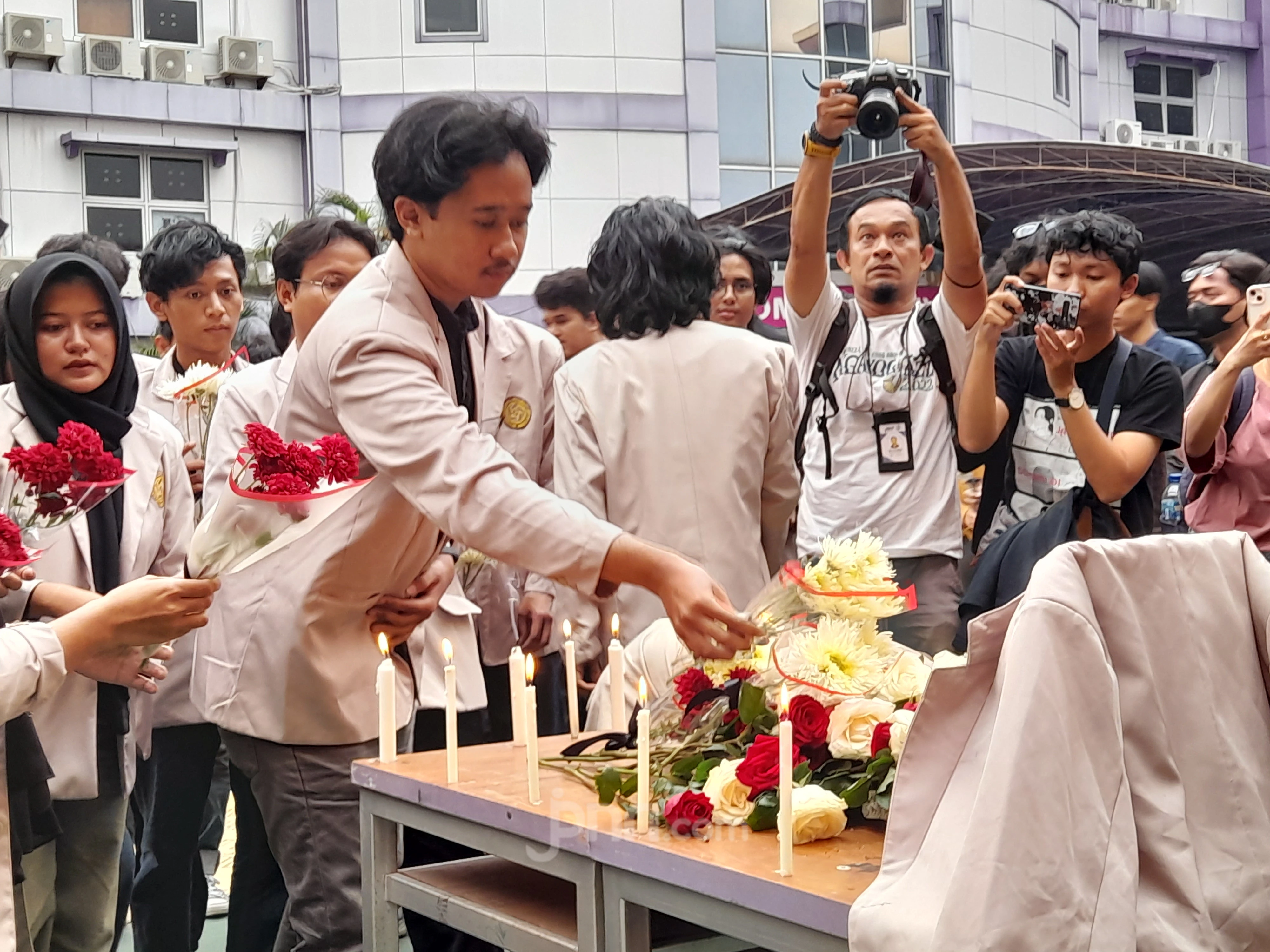 Mahasiswa Amikom Gelar Doa Bersama untuk Rheza Sendy Pratama yang Tewas Seusai Unjuk Rasa