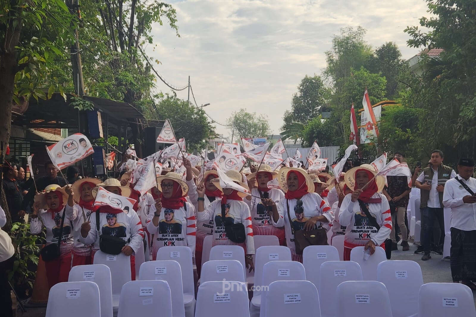 Jelang Pendaftaran, Rumah Khofifah Dibanjiri Massa dari KPK