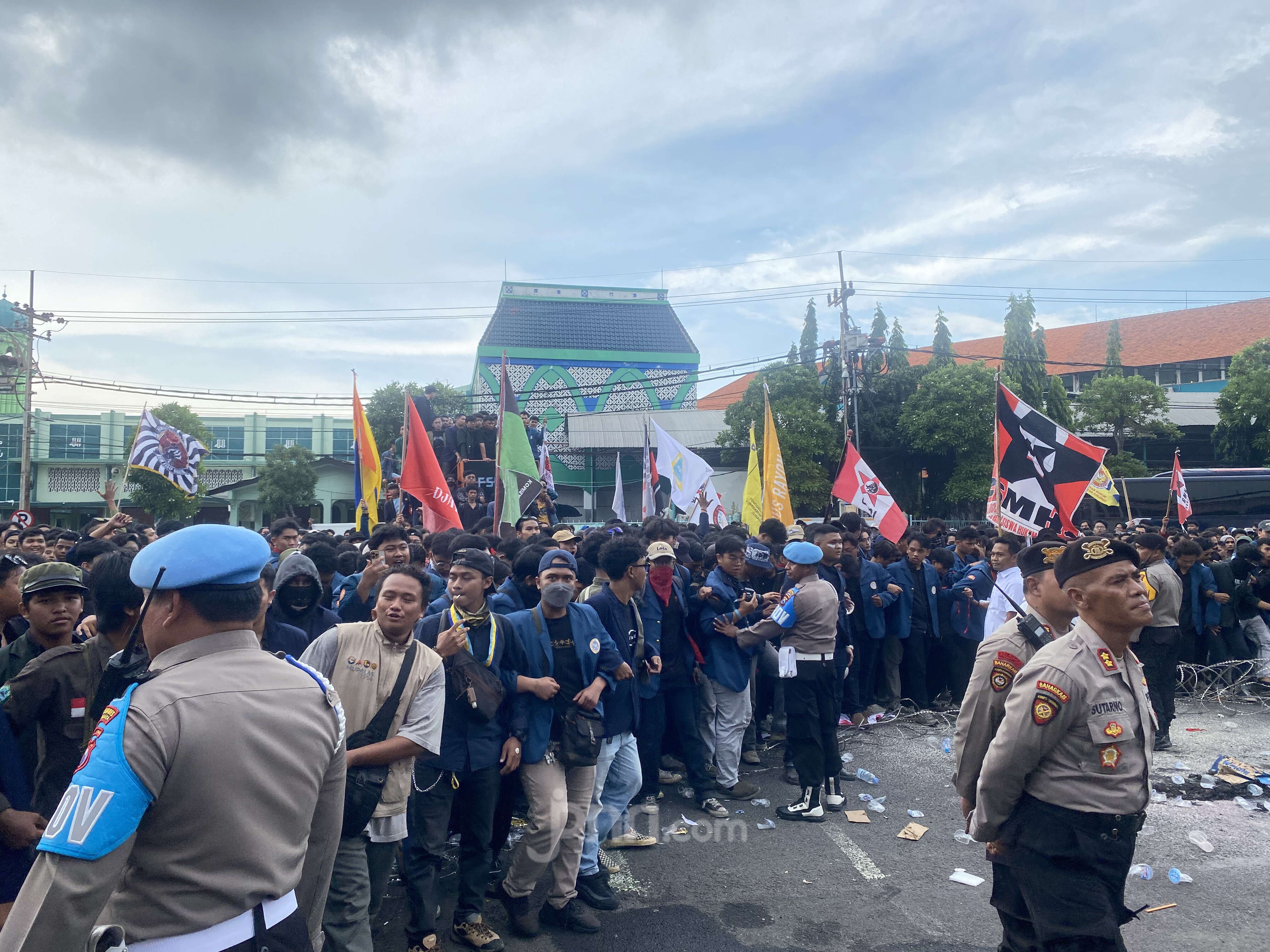 Polisi Pastikan Tidak Ada Mahasiswa yang Ditangkap Saat Demo Ricuh, Massa Bubar