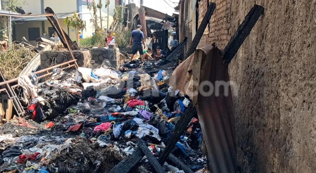 Kios Pedagang Pakaian di Pasar Ciroyom Ludes Terbakar