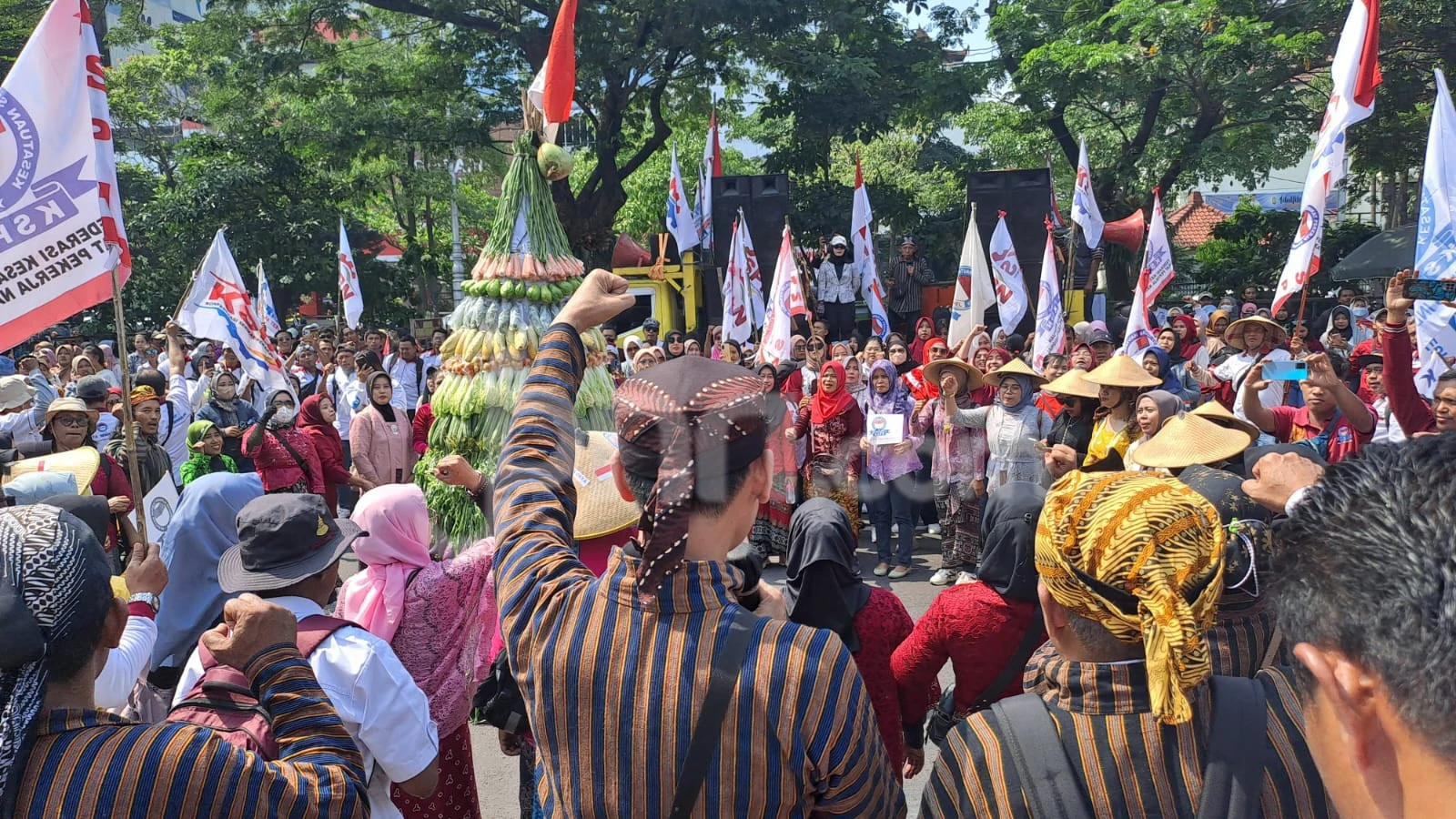 Mayday 2025, Buruh Berpakaian Tradisional Jawa Gemborkan Upah Jateng Terendah