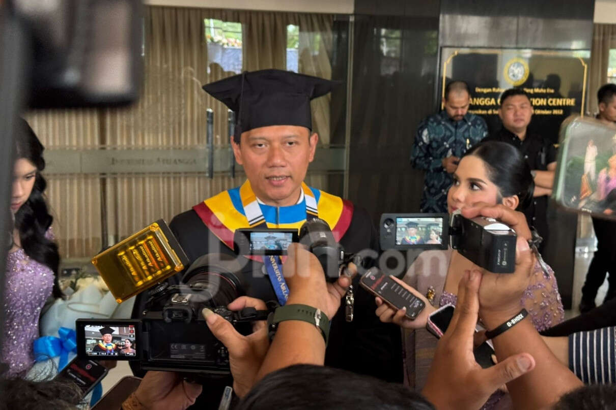 Terharu di Wisuda, AHY Berkaca-Kaca Ingat Sang Ibunda